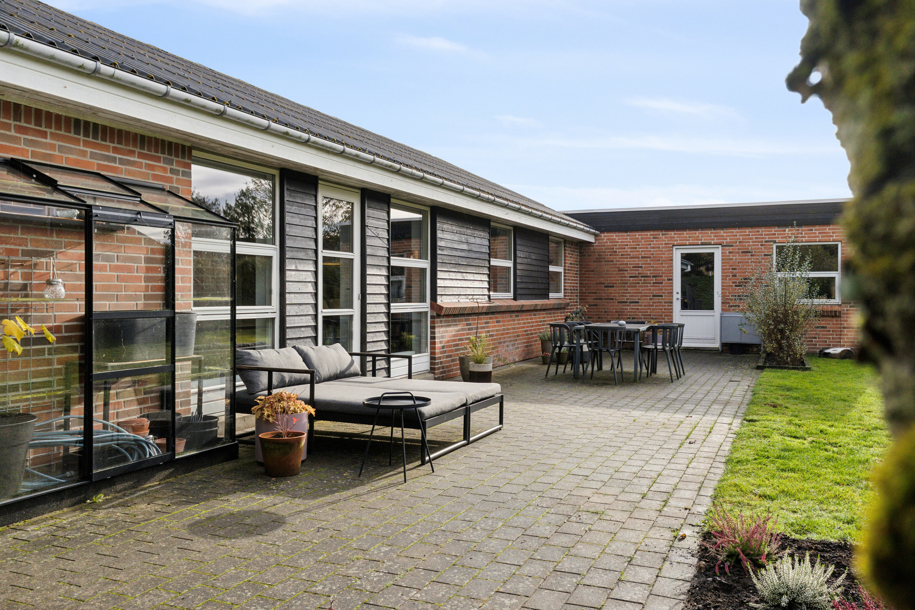 Fremhævet terrasse billede i fuldskærmstilstand. Billede af Liljevej 2, 9870 Sindal