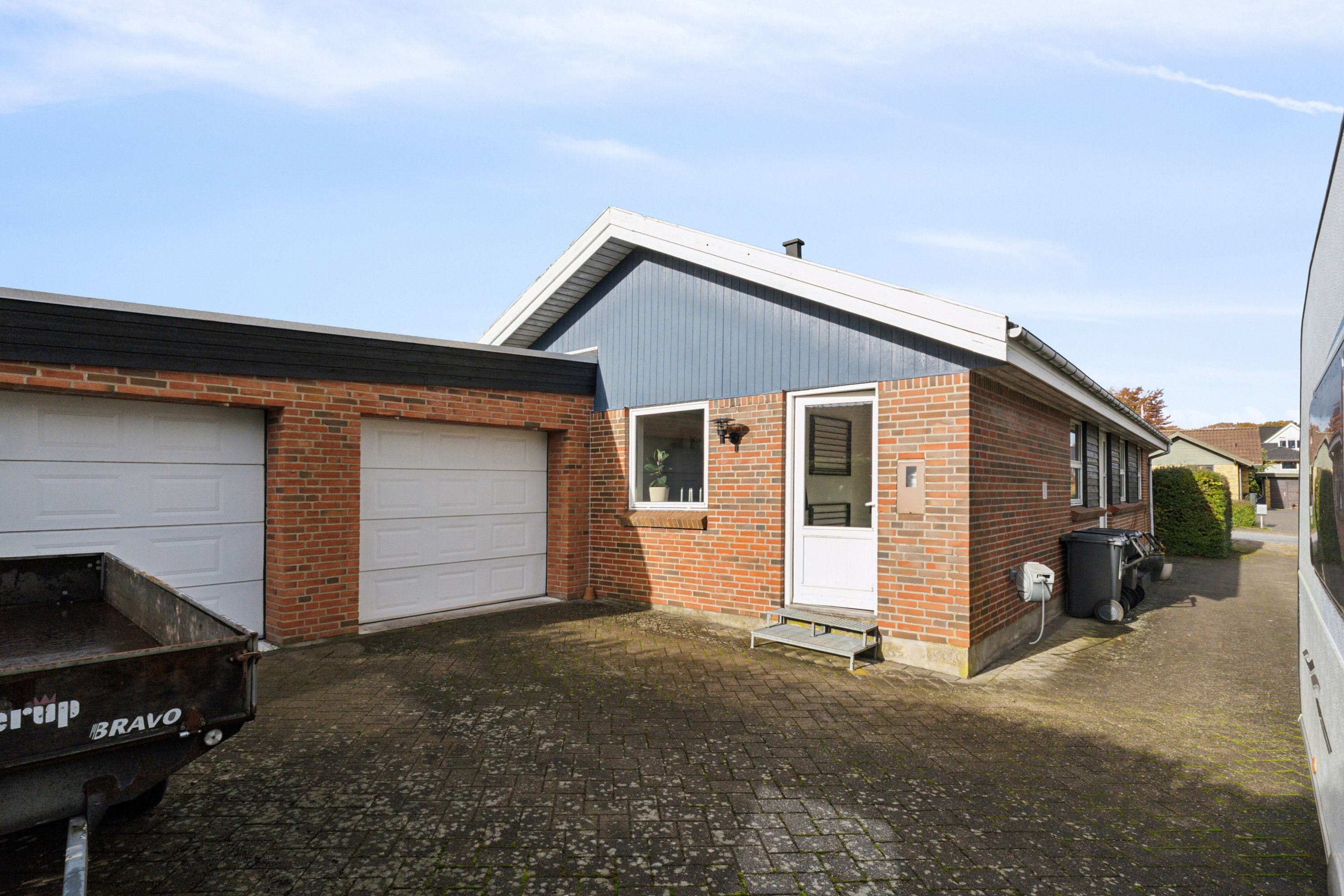 Fremhævet set fra vejen billede i fuldskærmstilstand. Billede af Liljevej 2, 9870 Sindal