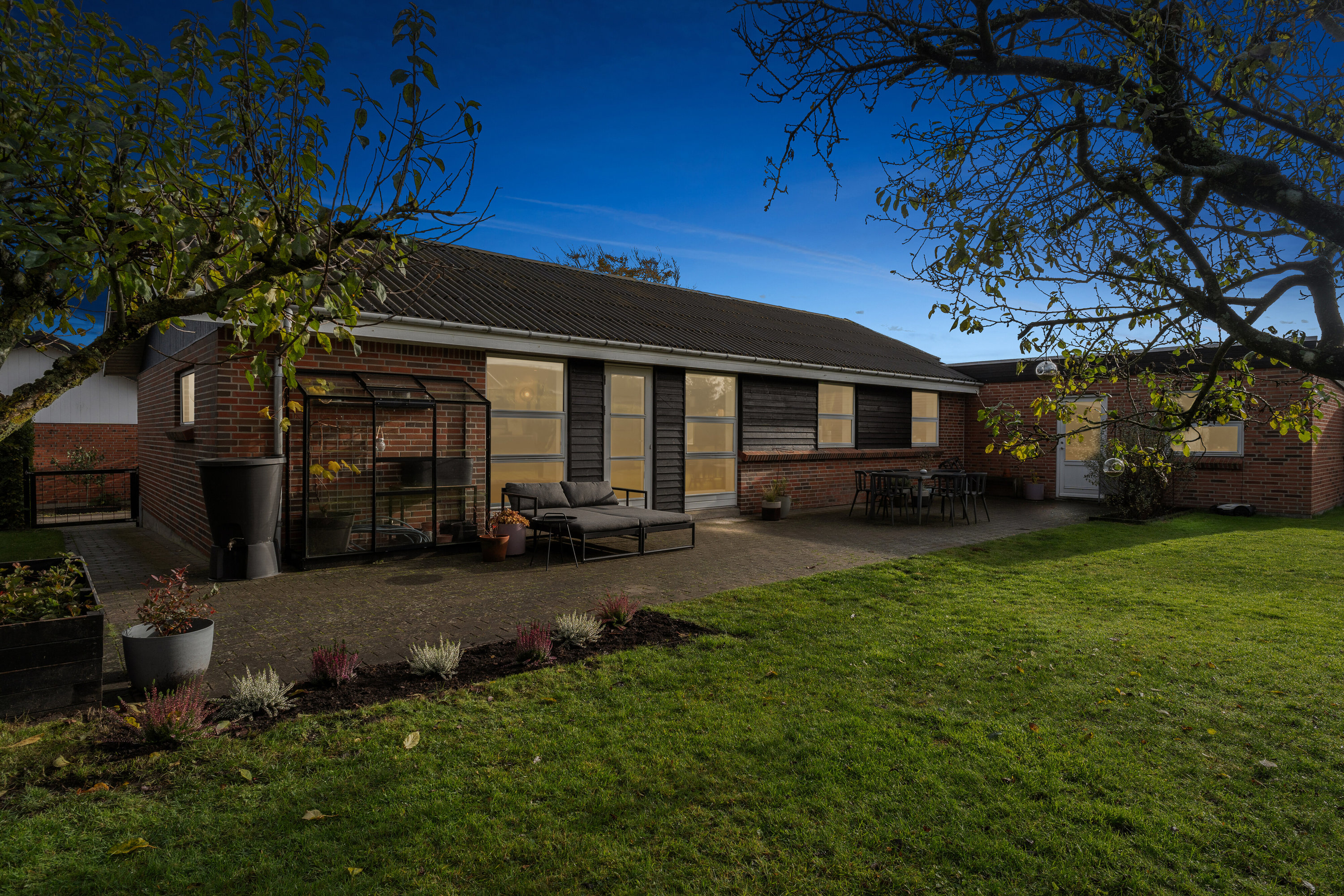 Fremhævet set fra haven billede i fuldskærmstilstand. Billede af Liljevej 2, 9870 Sindal