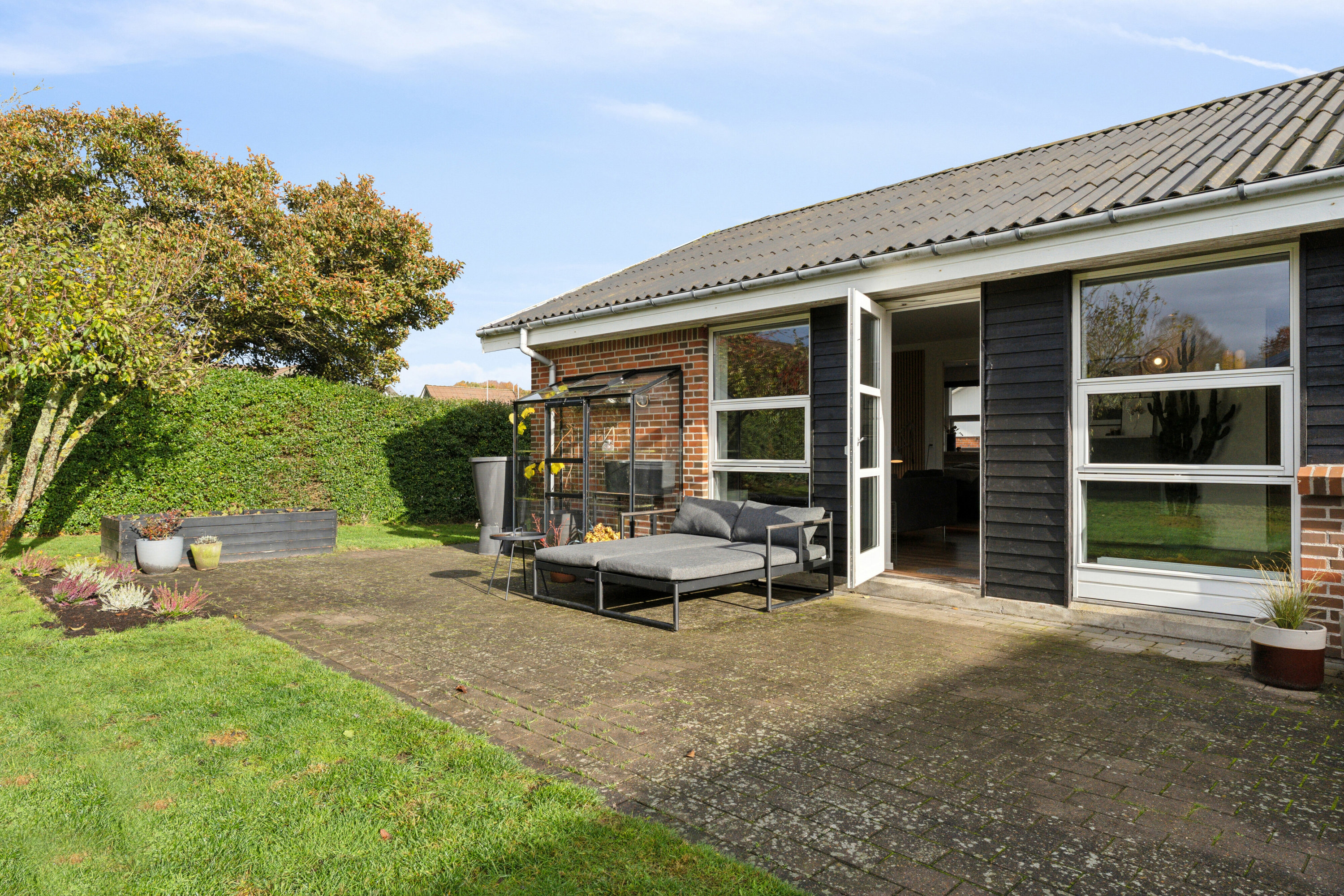 Fremhævet terrasse billede i fuldskærmstilstand. Billede af Liljevej 2, 9870 Sindal