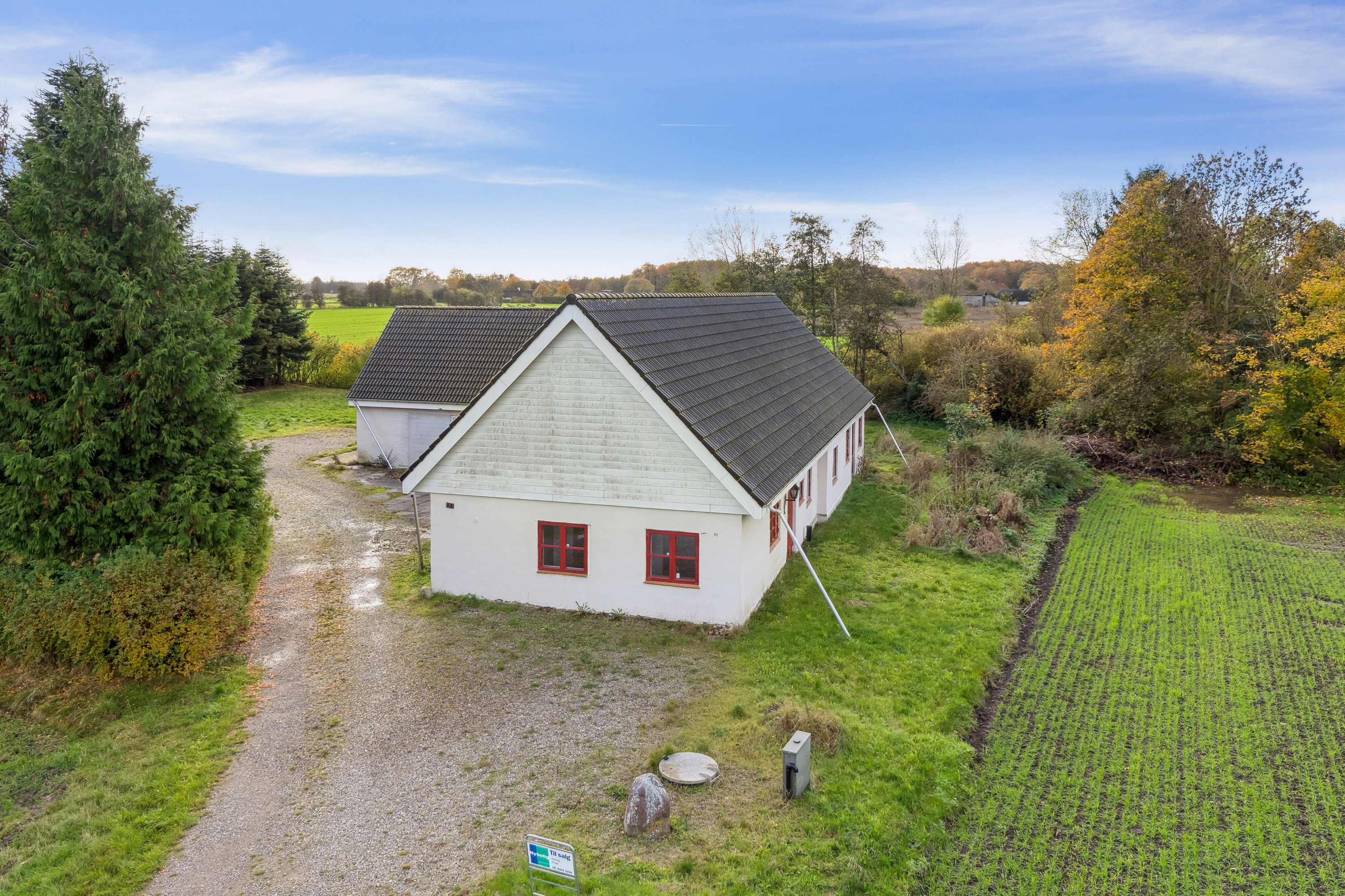 Miniaturebillede 1: set fra vejen. Billede af Vesterskov 13, Søllinge, 5750 Ringe