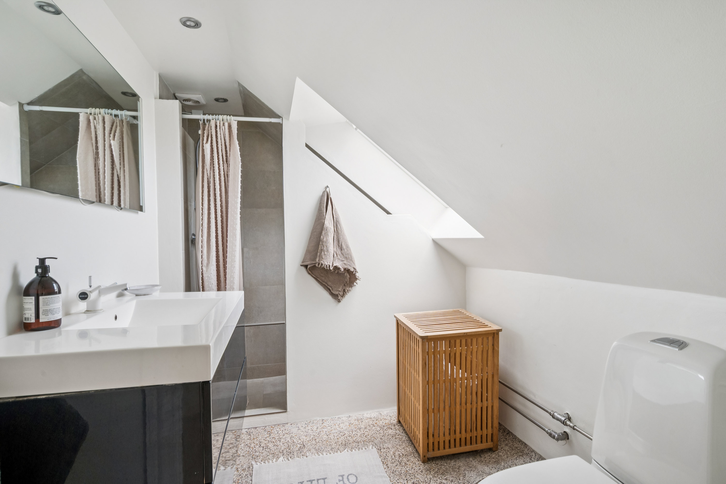 Fremhævet badeværelse billede i fuldskærmstilstand. Billede af Enebærvej 19, 8240 Risskov