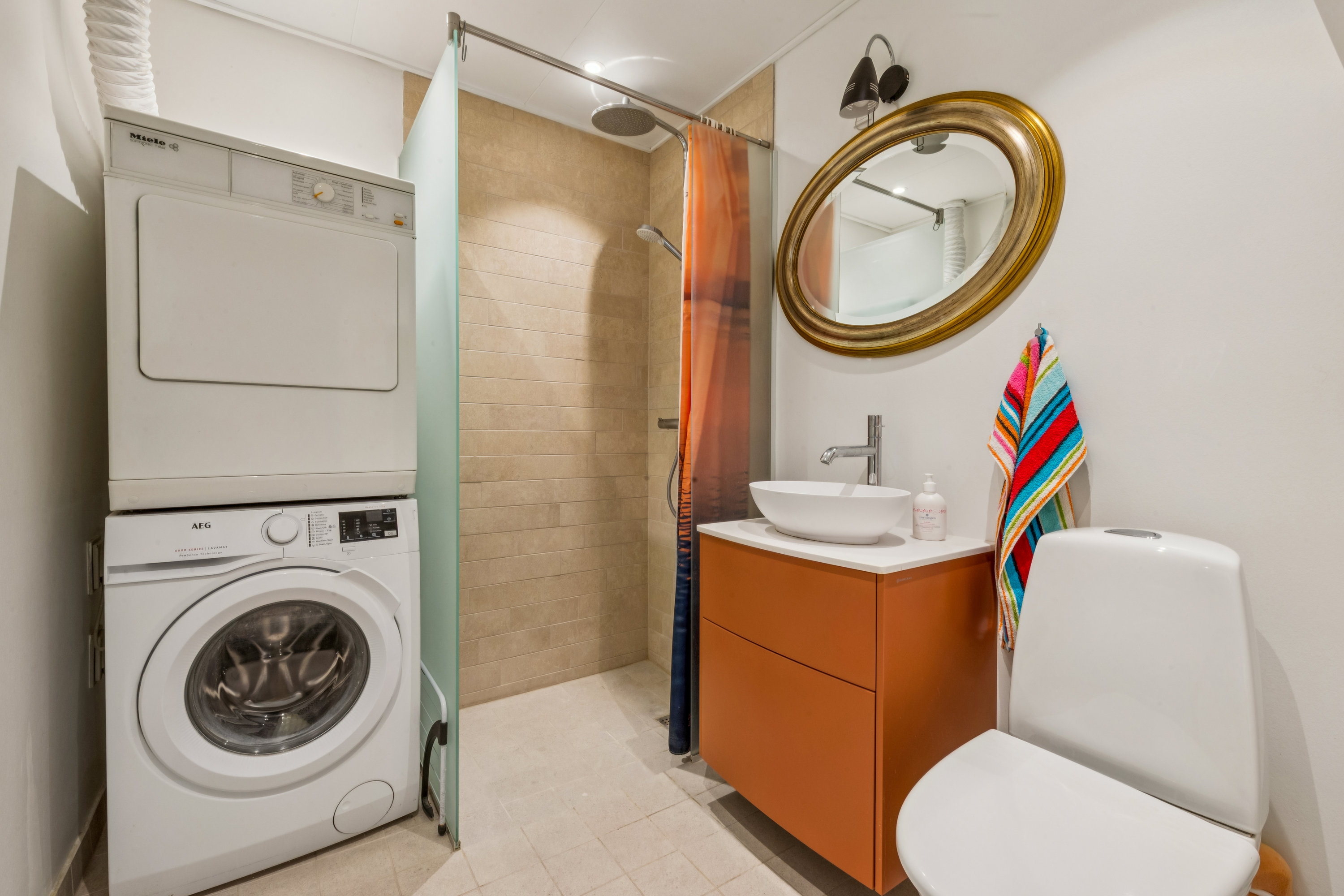 Fremhævet badeværelse billede i fuldskærmstilstand. Billede af Morbærhegnet 53, 2670 Greve