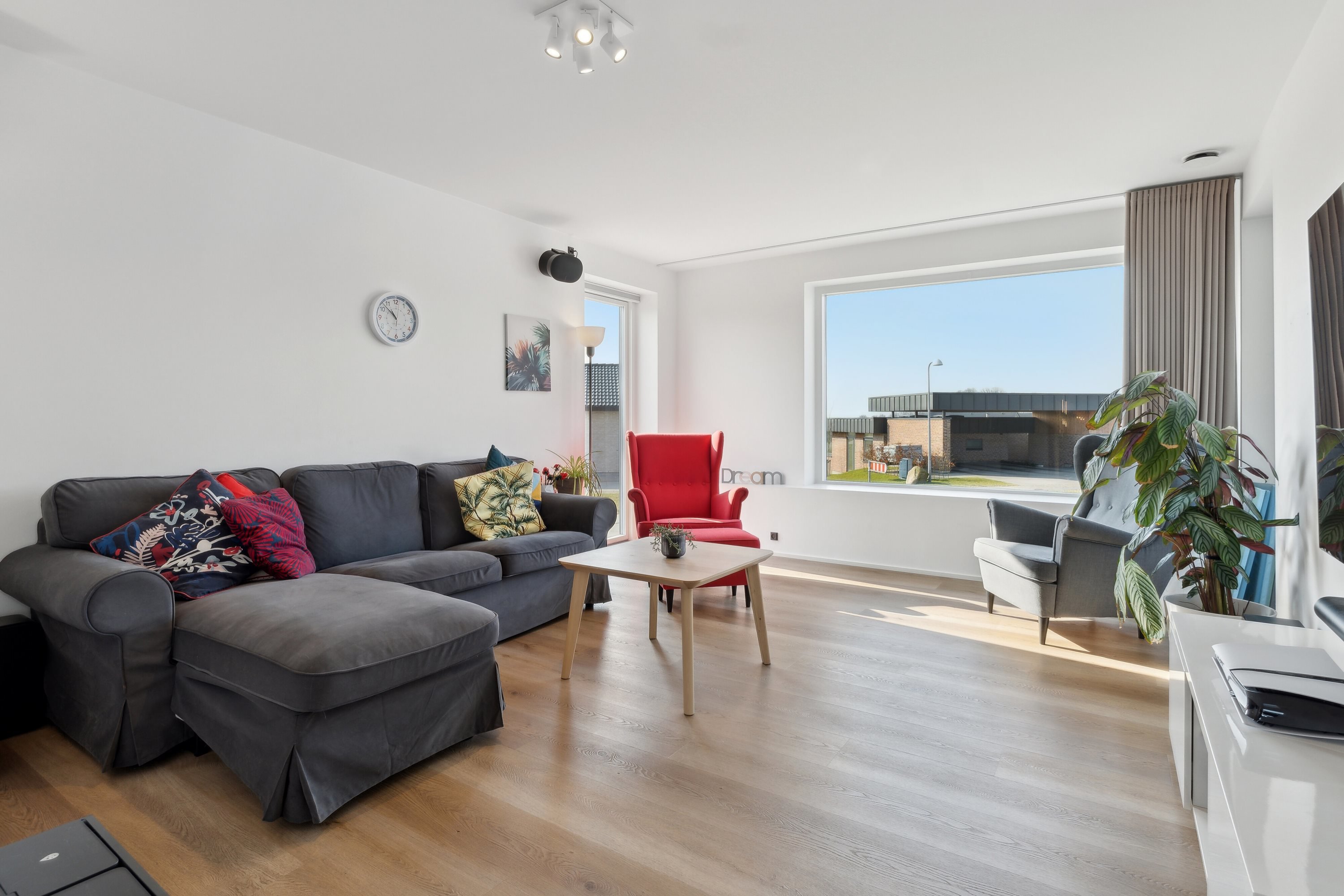 Fremhævet stue billede i fuldskærmstilstand. Billede af Admiraltoften 47, 8660 Skanderborg