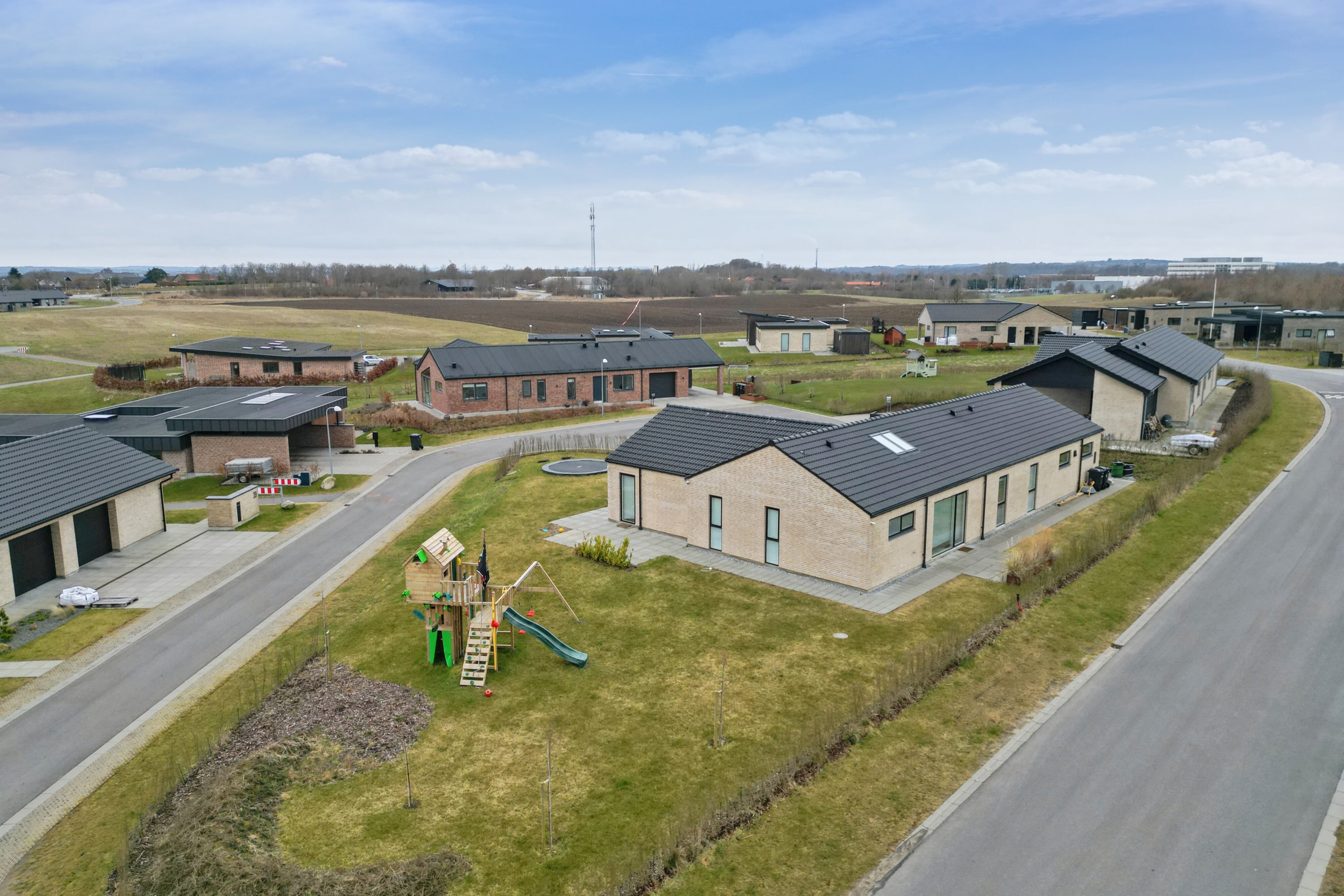 Fremhævet luftfoto billede i fuldskærmstilstand. Billede af Admiraltoften 47, 8660 Skanderborg