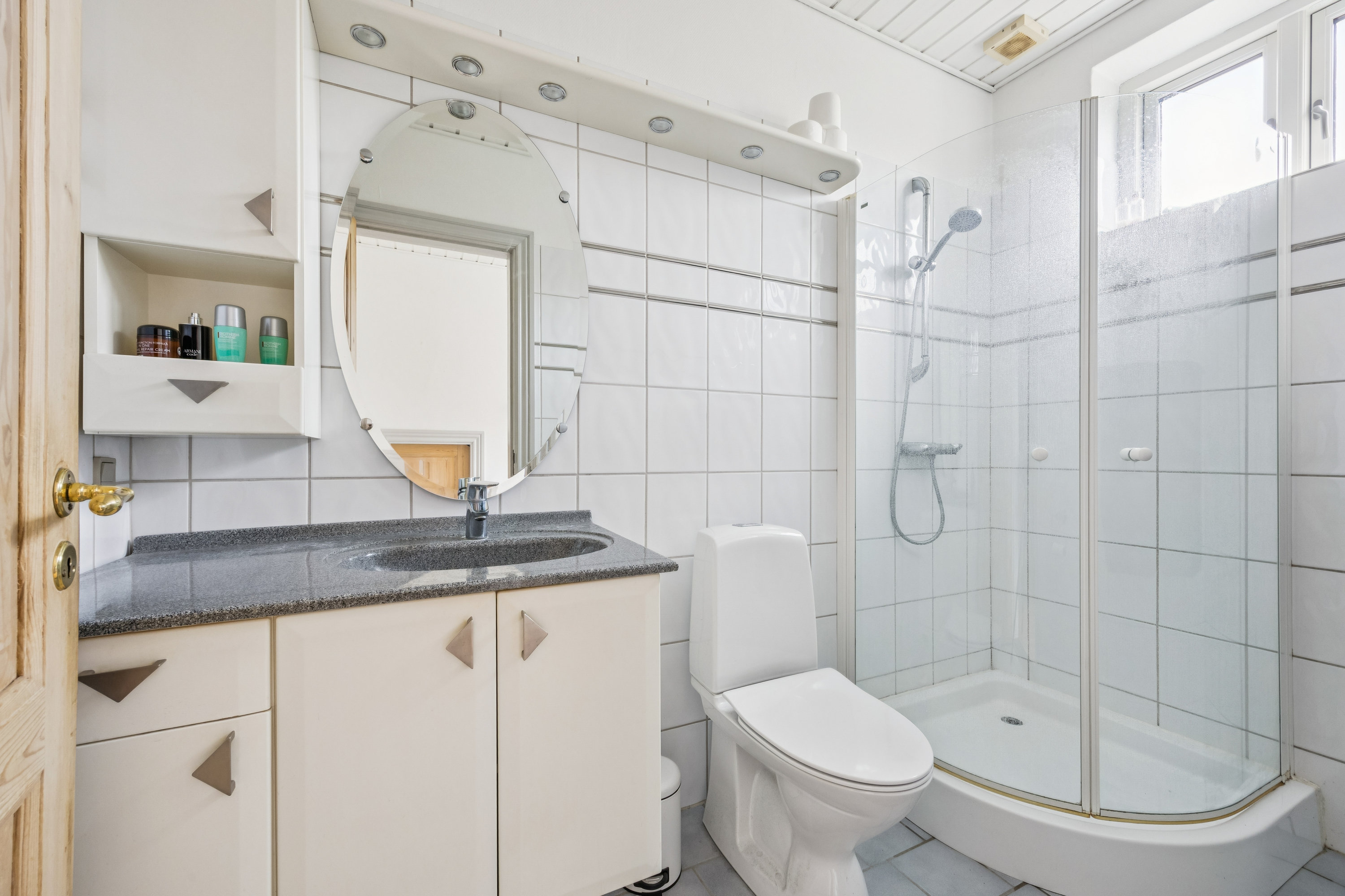 Fremhævet badeværelse billede i fuldskærmstilstand. Billede af Skovvej 2, Alkestrup, 4682 Tureby