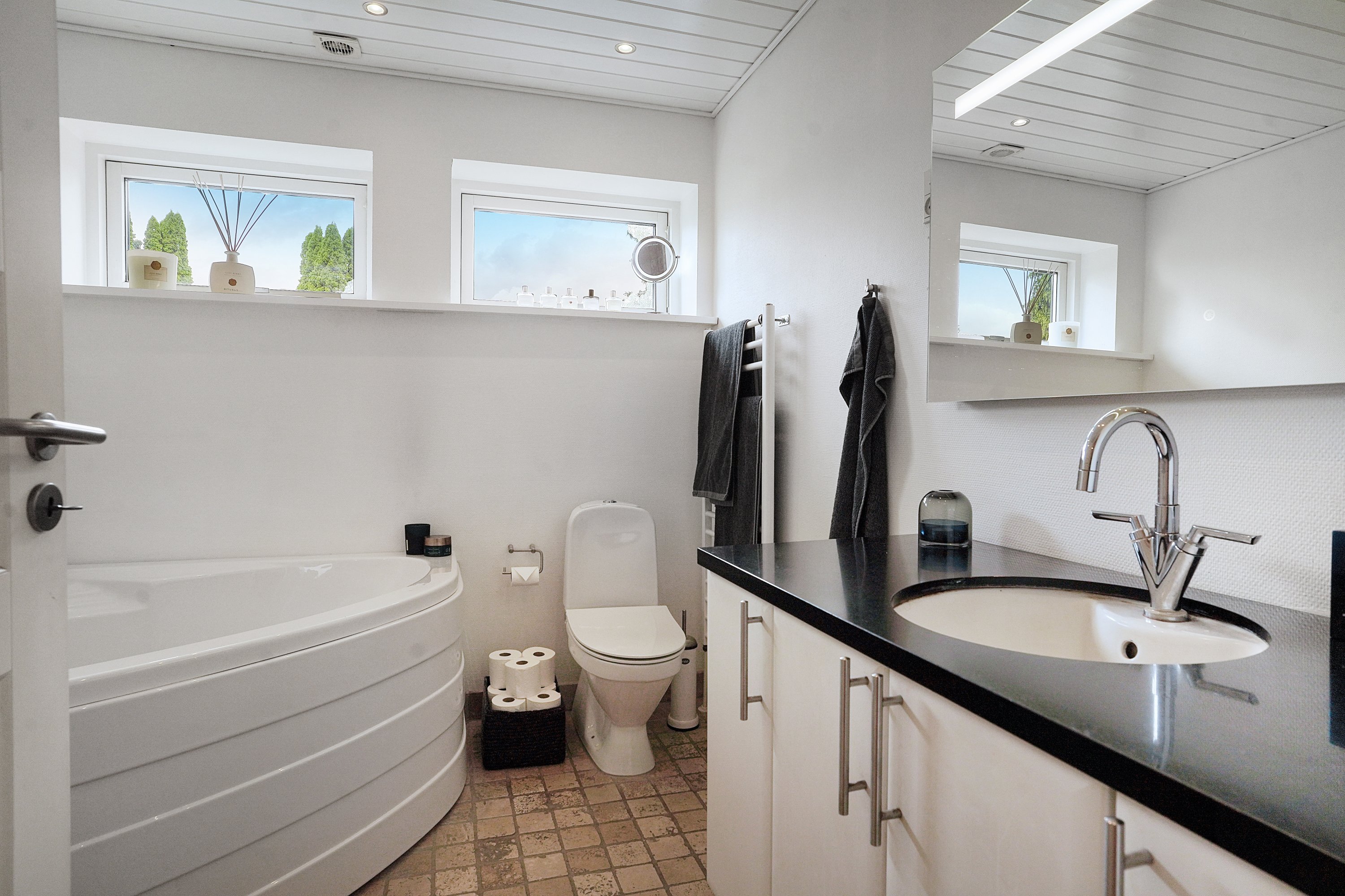 Fremhævet badeværelse billede i fuldskærmstilstand. Billede af Sennepsbakken 26, 3100 Hornbæk