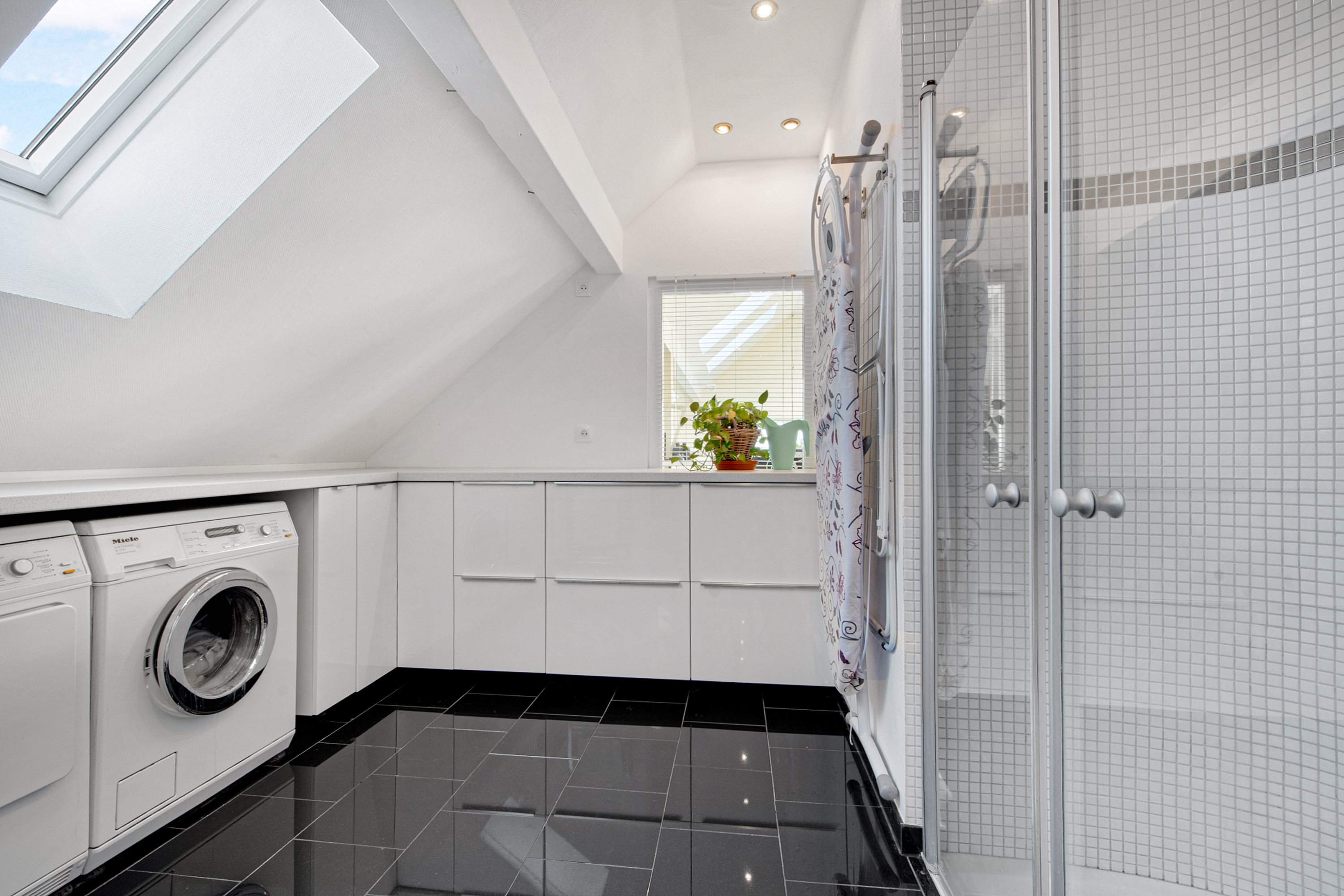 Fremhævet badeværelse 1. sal billede i fuldskærmstilstand. Billede af Nordre Strandvej 190B, 3140 Ålsgårde