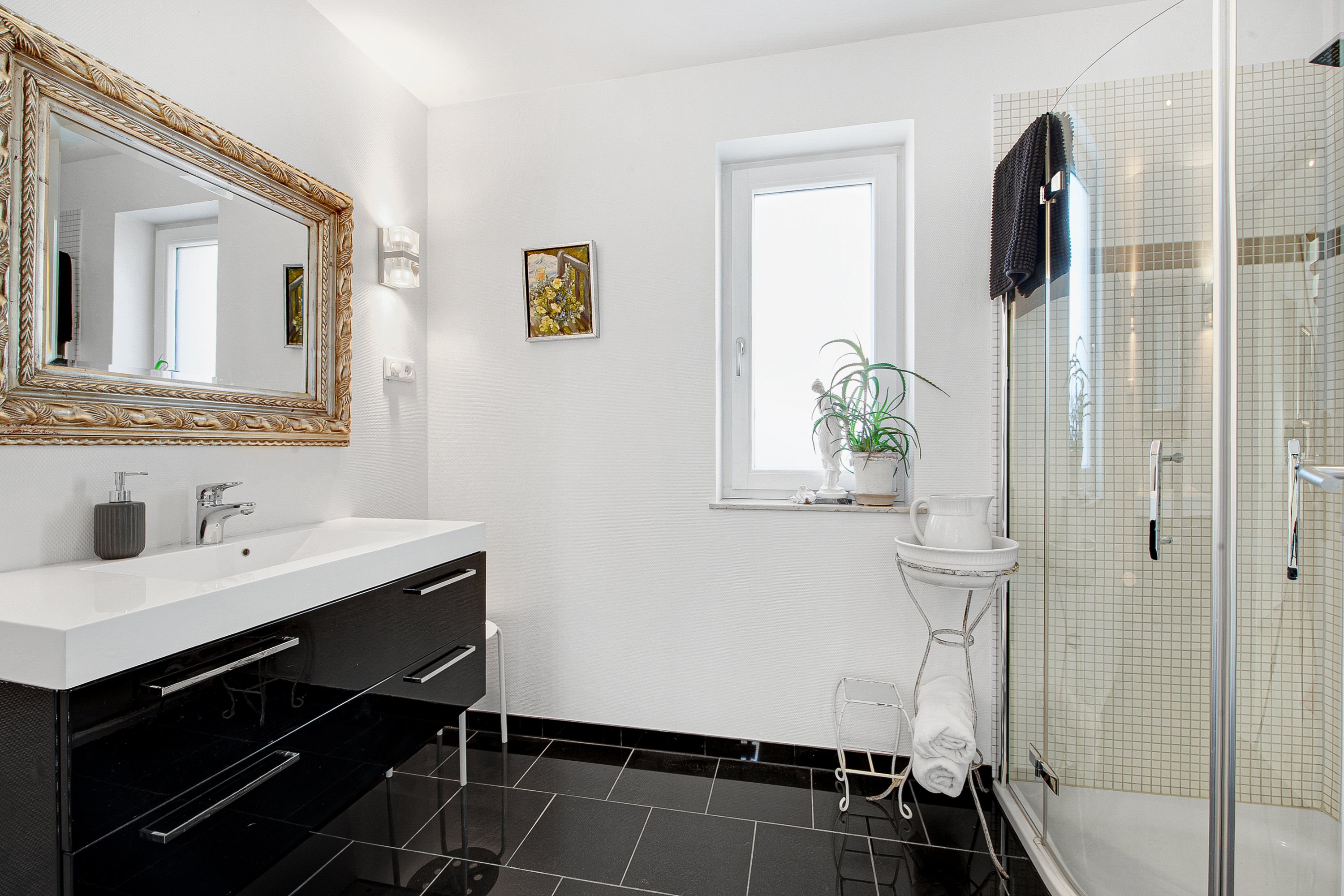 Fremhævet badeværelse i stueplan billede i fuldskærmstilstand. Billede af Nordre Strandvej 190B, 3140 Ålsgårde