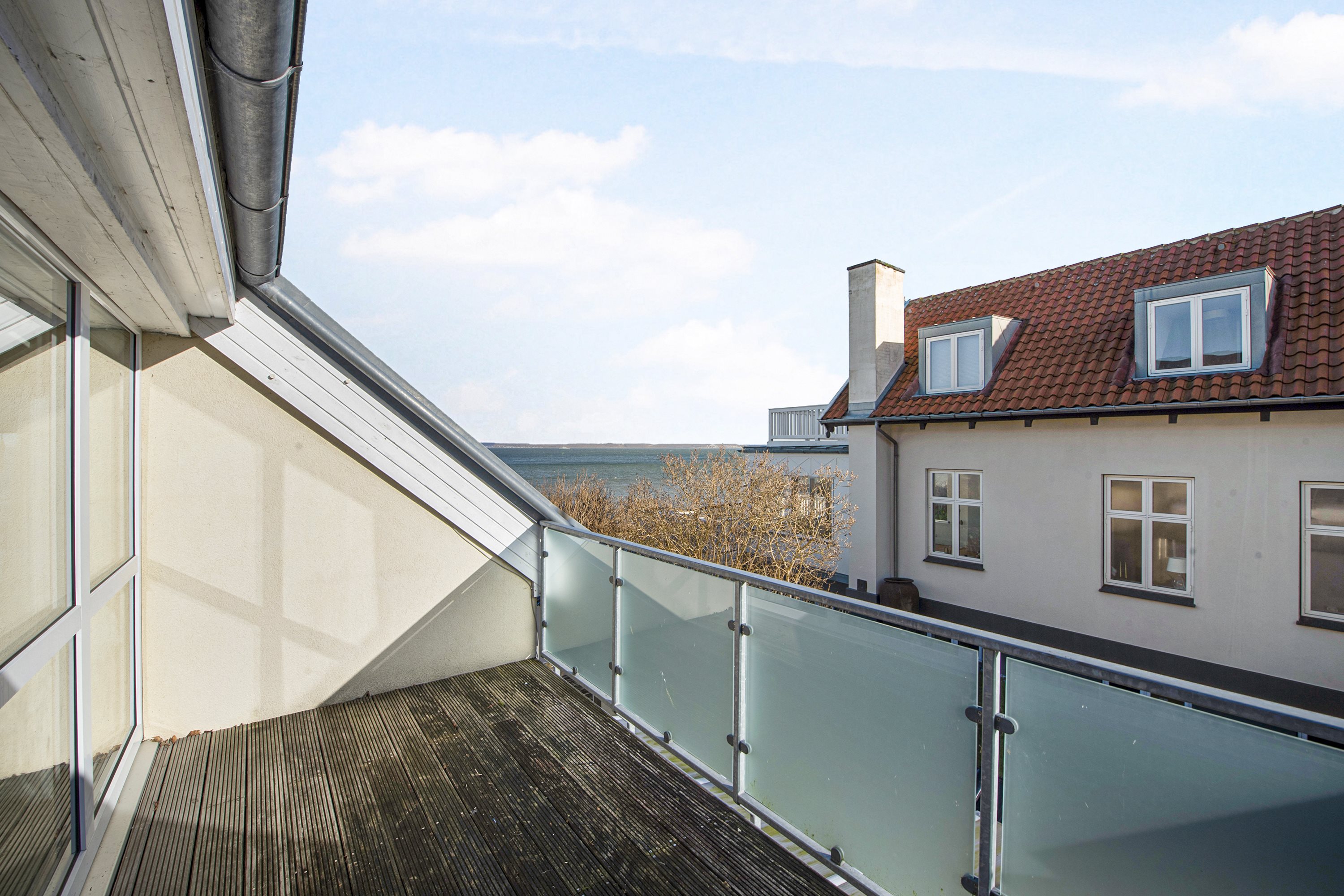 Fremhævet altan 1. sal billede i fuldskærmstilstand. Billede af Nordre Strandvej 190B, 3140 Ålsgårde