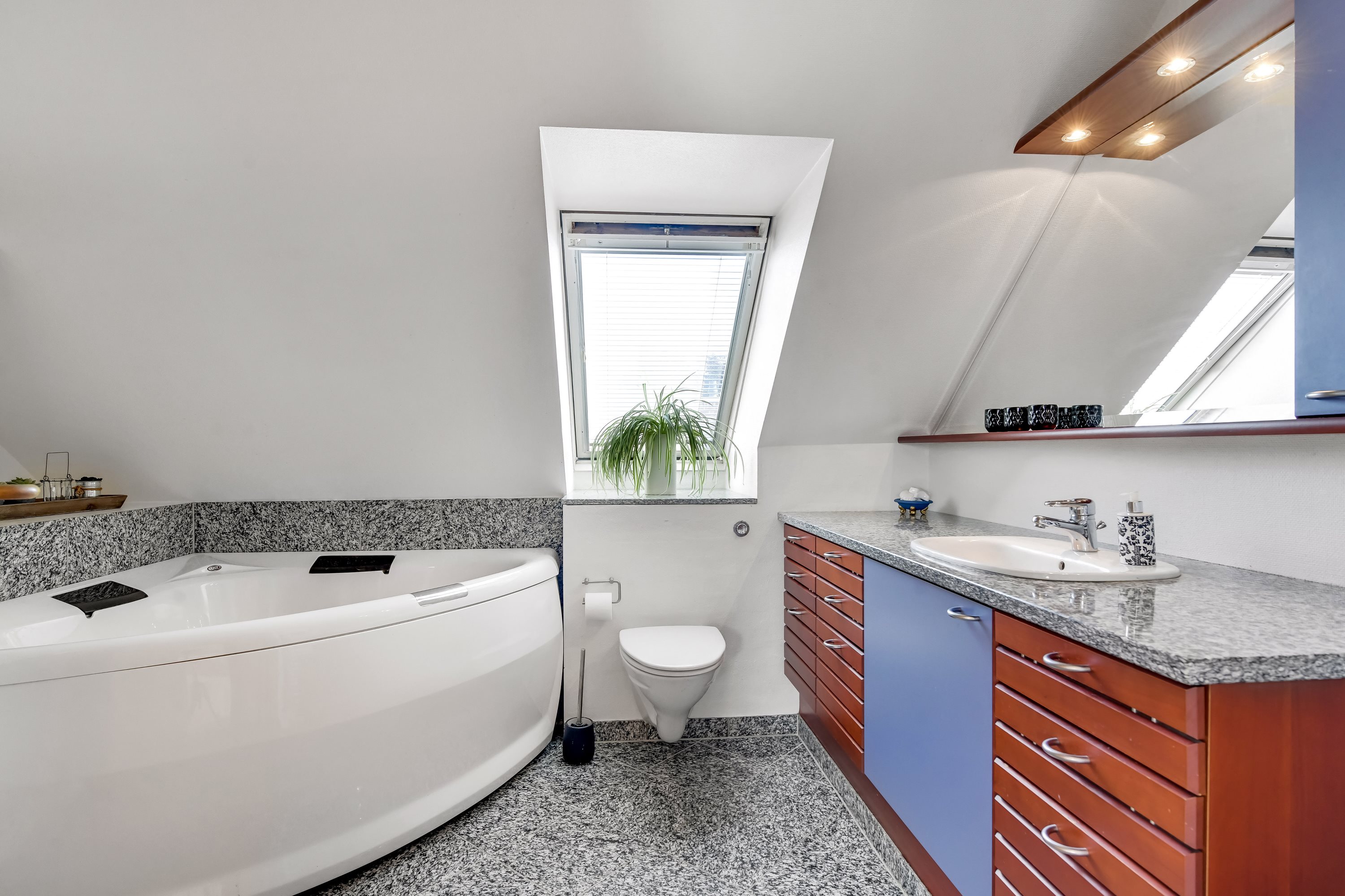 Fremhævet badeværelse billede i fuldskærmstilstand. Billede af Parkvej 81, 6710 Esbjerg V