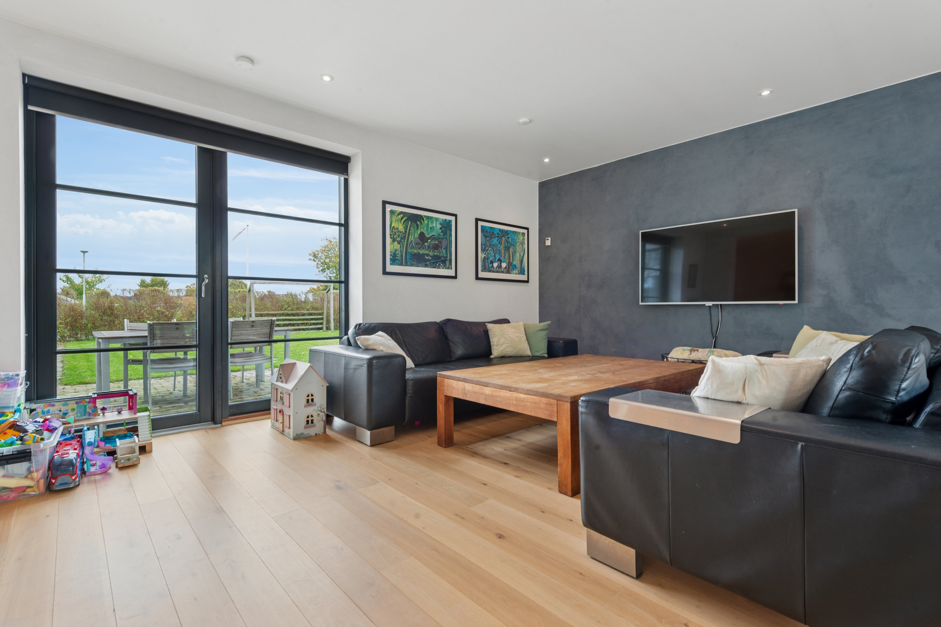 Fremhævet stue billede i fuldskærmstilstand. Billede af Tofteholmen 1, 2690 Karlslunde