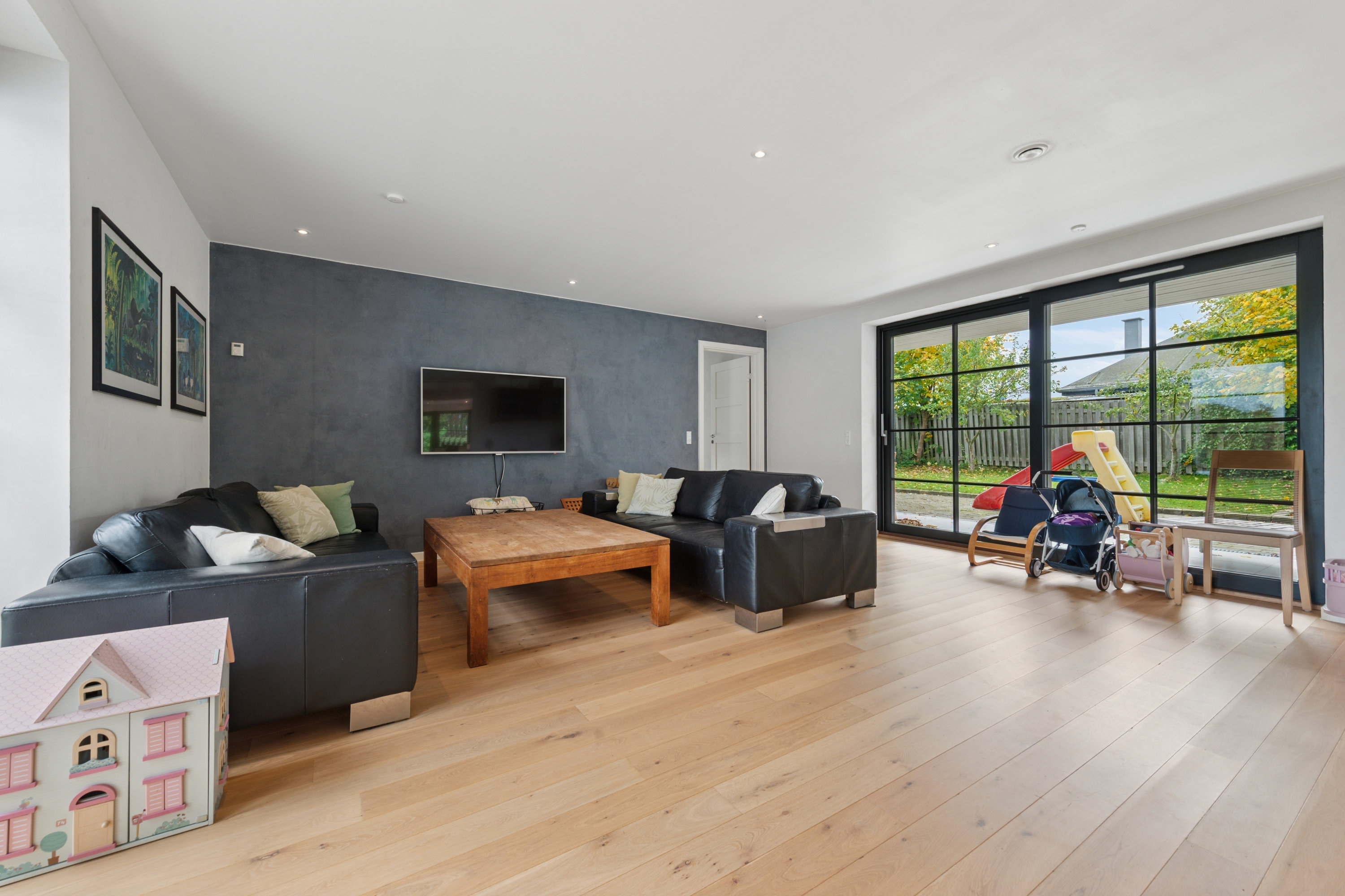 Fremhævet stue billede i fuldskærmstilstand. Billede af Tofteholmen 1, 2690 Karlslunde