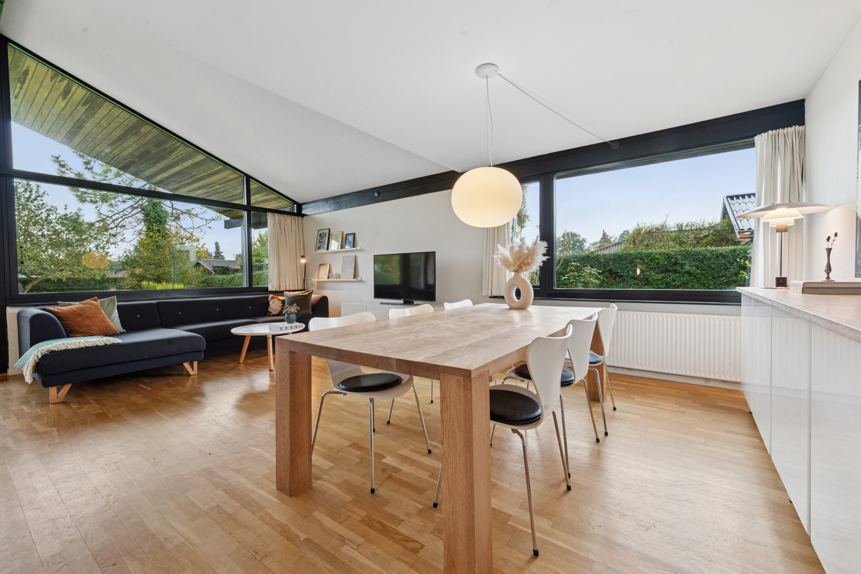 Fremhævet stue billede i fuldskærmstilstand. Billede af Pilehavevænge 43, 2625 Vallensbæk