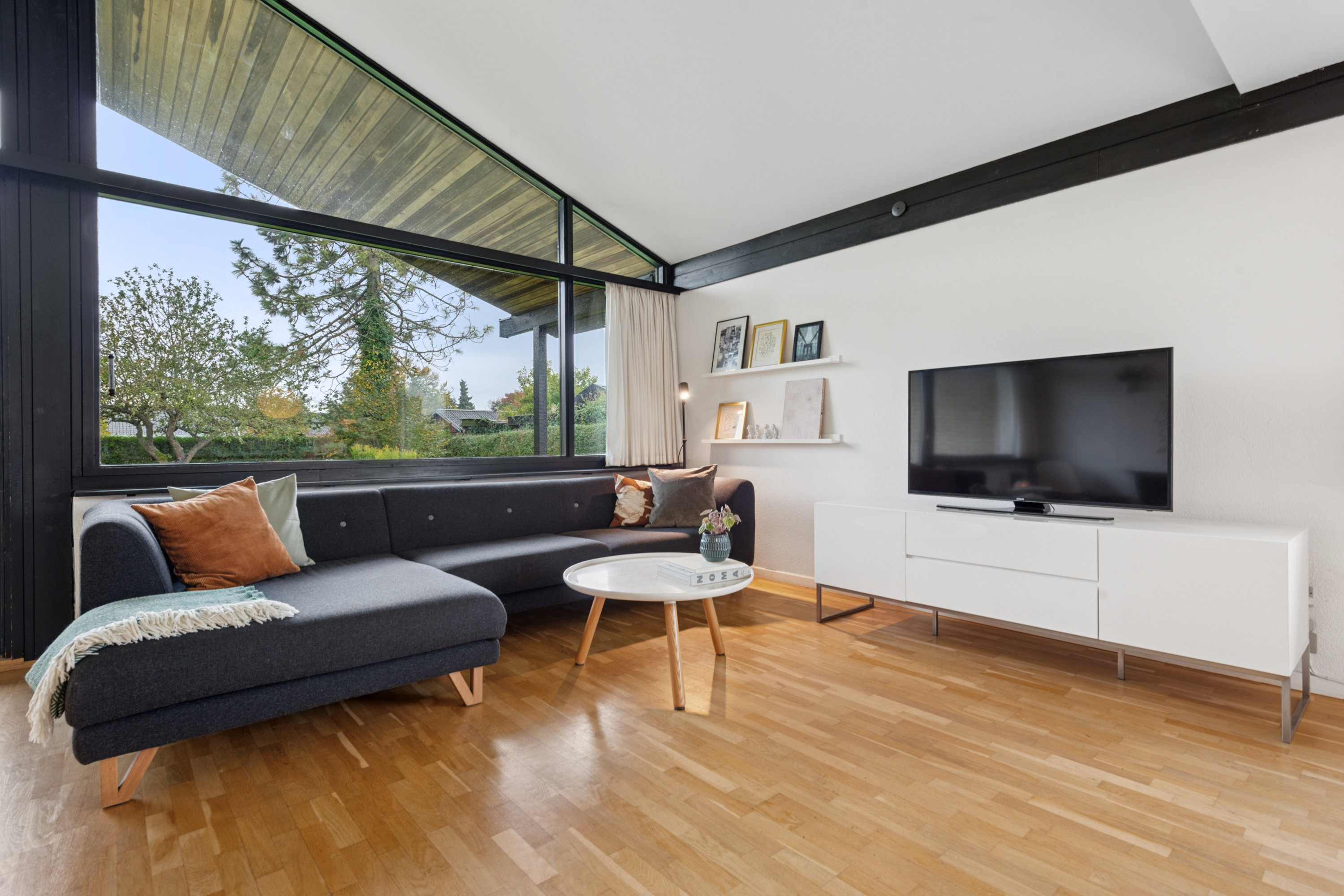 Fremhævet stue billede i fuldskærmstilstand. Billede af Pilehavevænge 43, 2625 Vallensbæk