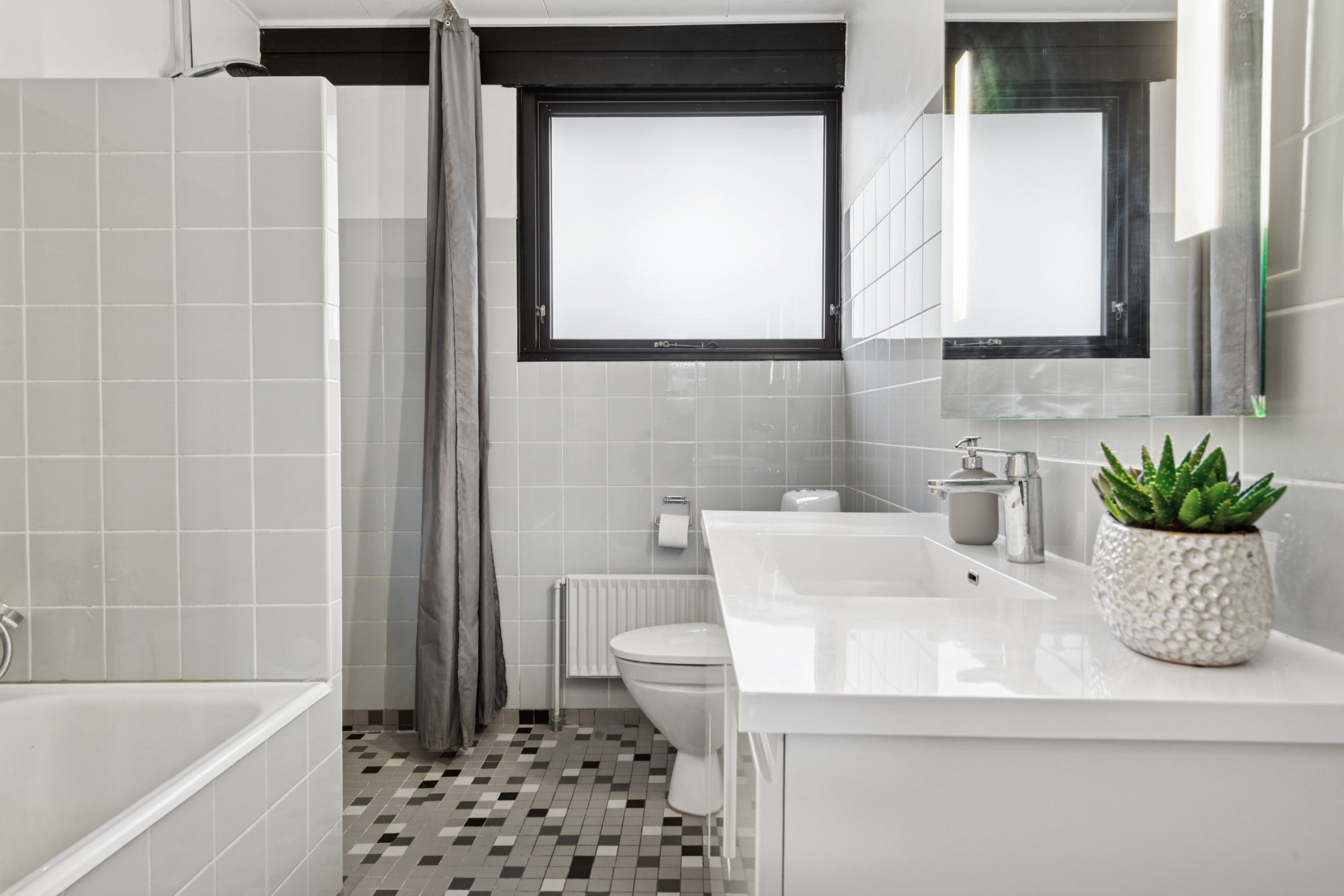 Fremhævet badeværelse billede i fuldskærmstilstand. Billede af Pilehavevænge 43, 2625 Vallensbæk