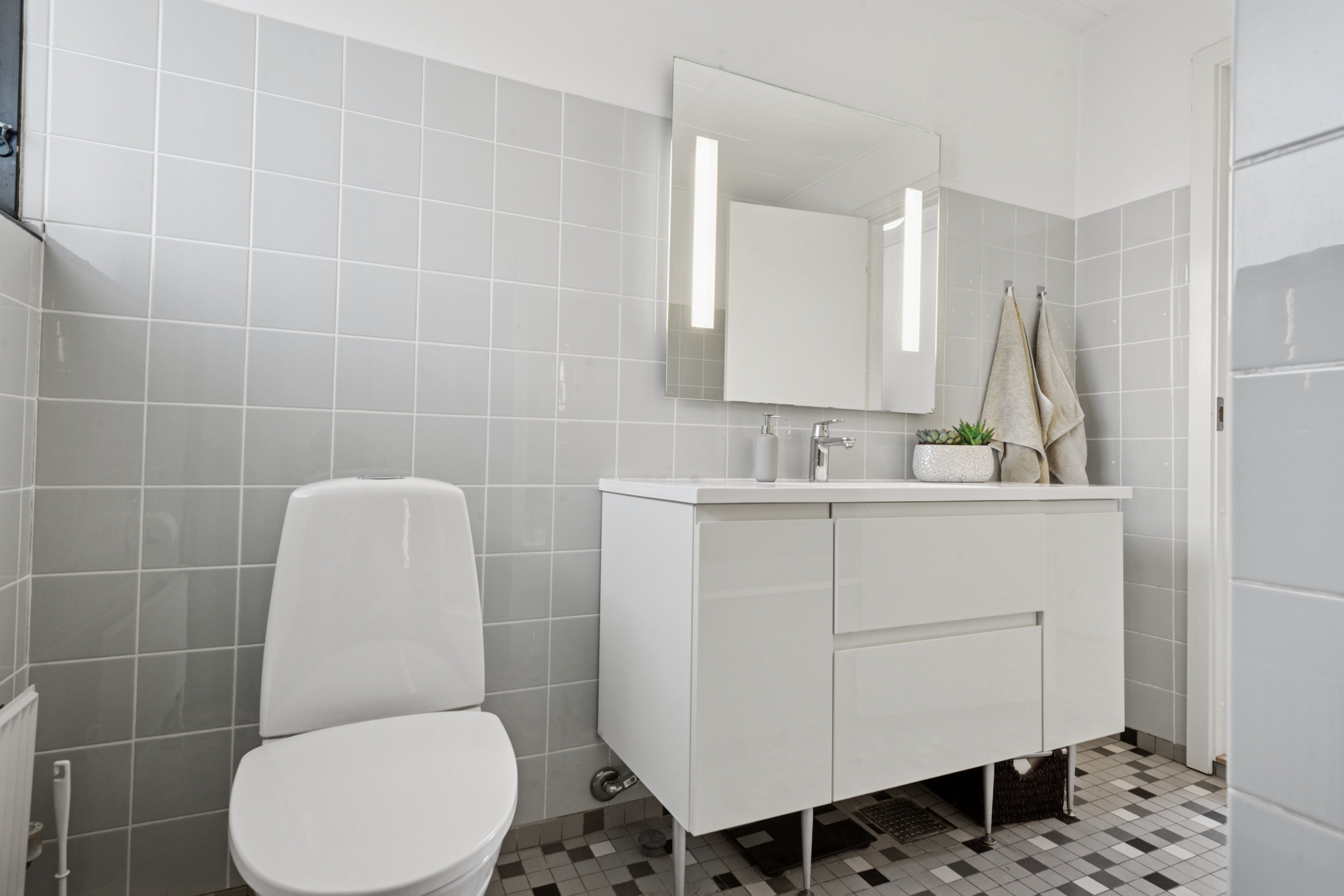 Fremhævet badeværelse billede i fuldskærmstilstand. Billede af Pilehavevænge 43, 2625 Vallensbæk