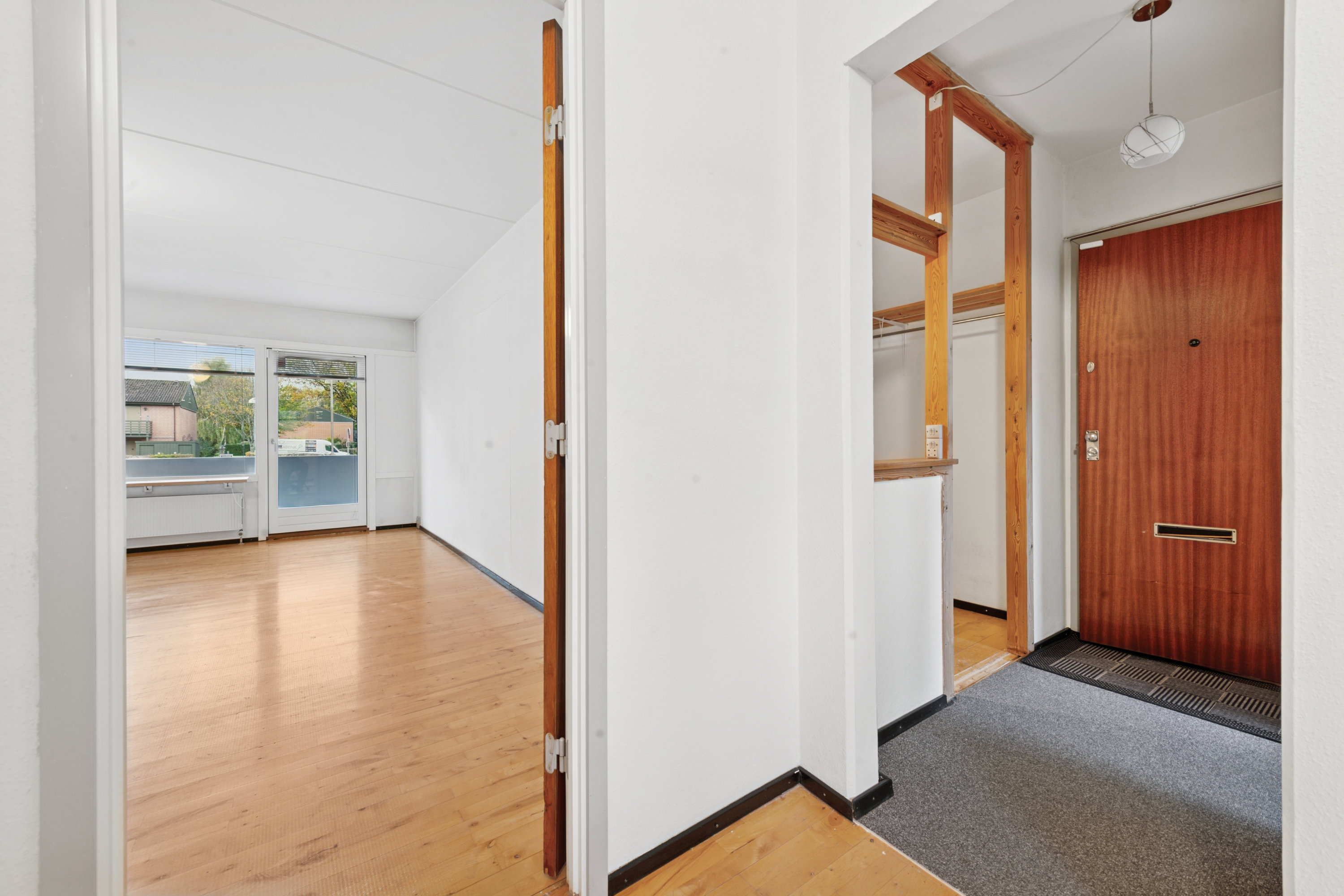 Fremhævet gang billede i fuldskærmstilstand. Billede af Gammelgårds Alle 35, st.. th., 2665 Vallensbæk Strand