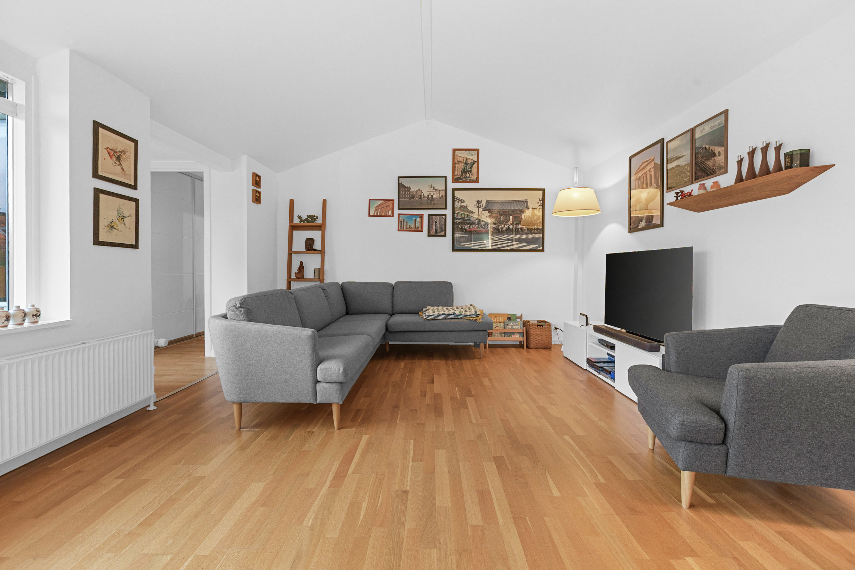 Fremhævet stue billede i fuldskærmstilstand. Billede af Hyldetoften 15, 2750 Ballerup