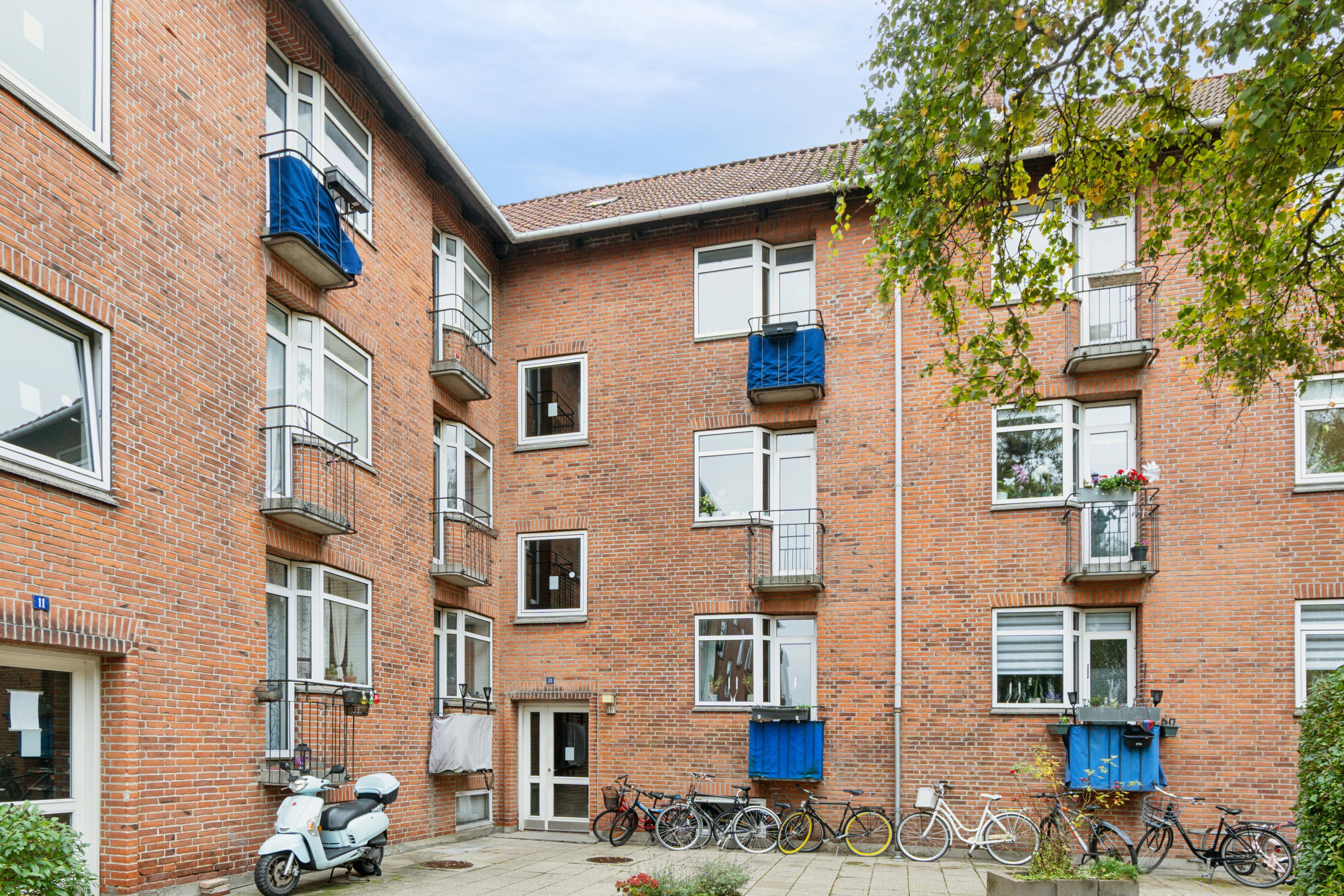 Fremhævet facade billede i fuldskærmstilstand. Billede af Christiansvej 13, 1. mf., 2600 Glostrup