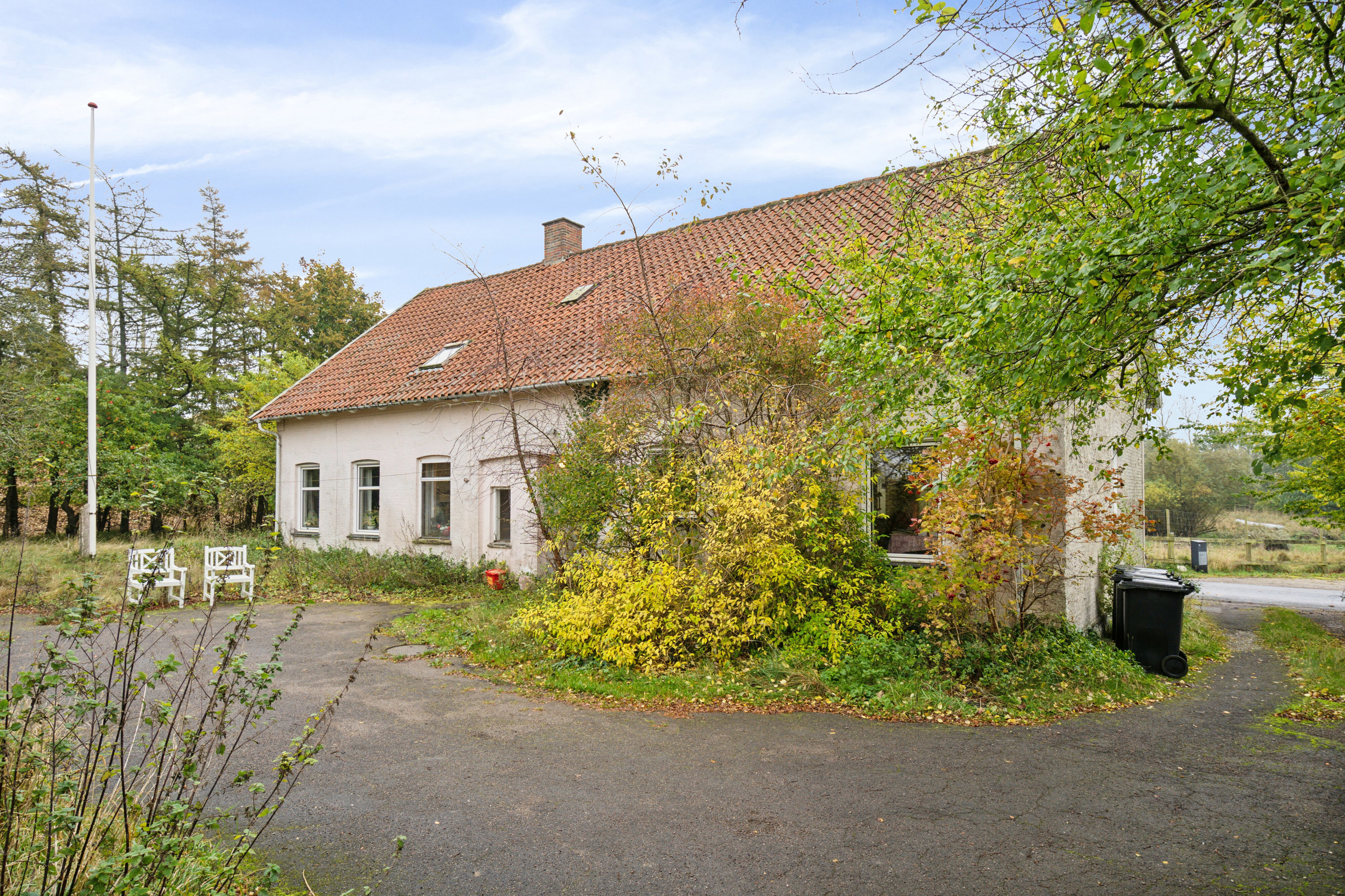 Fremhævet set fra haven billede i fuldskærmstilstand. Billede af Hovkrog 3, 4684 Holmegaard