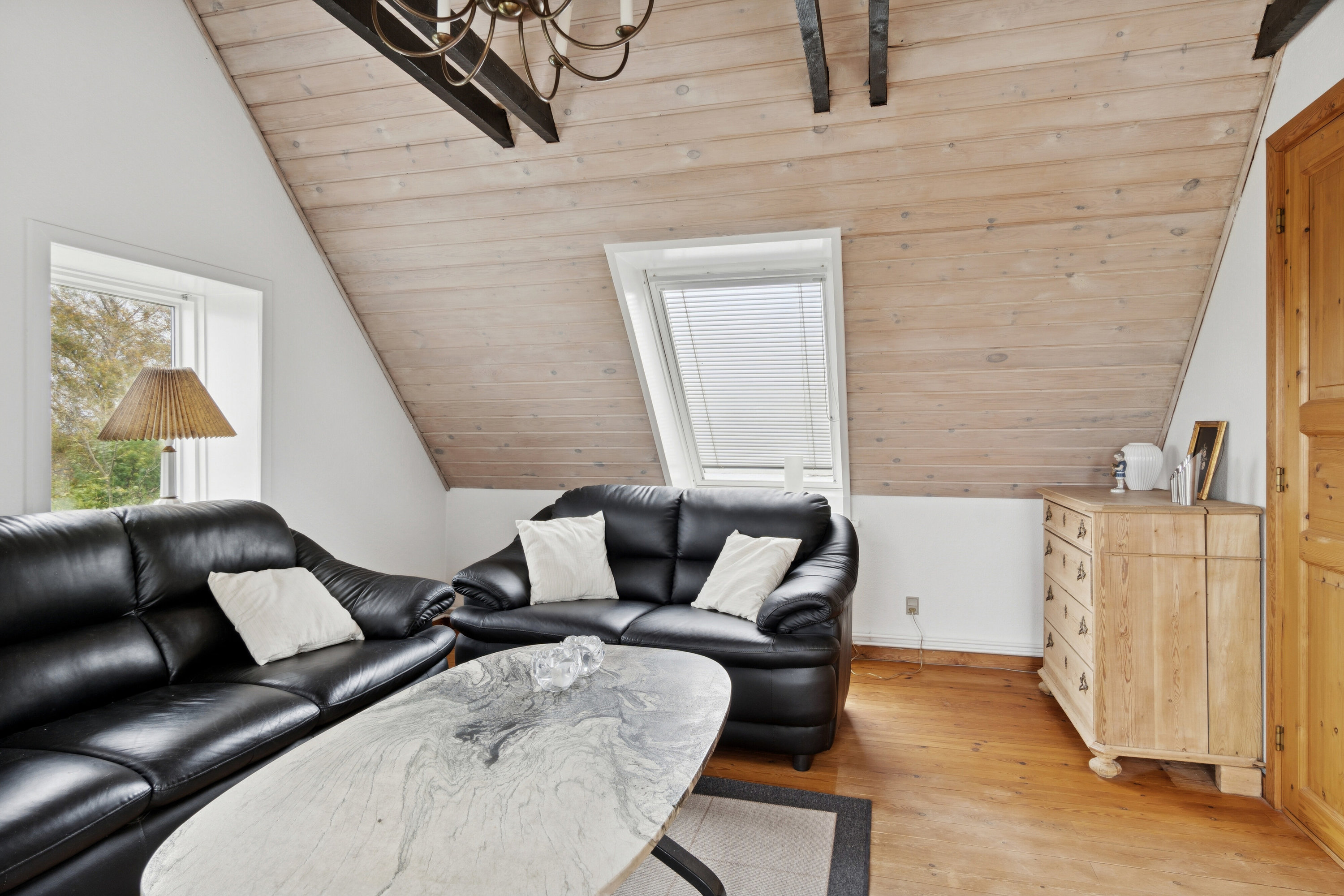 Fremhævet stue billede i fuldskærmstilstand. Billede af Gudmindrup Mosevej 1, Gudmindrup, 4573 Højby