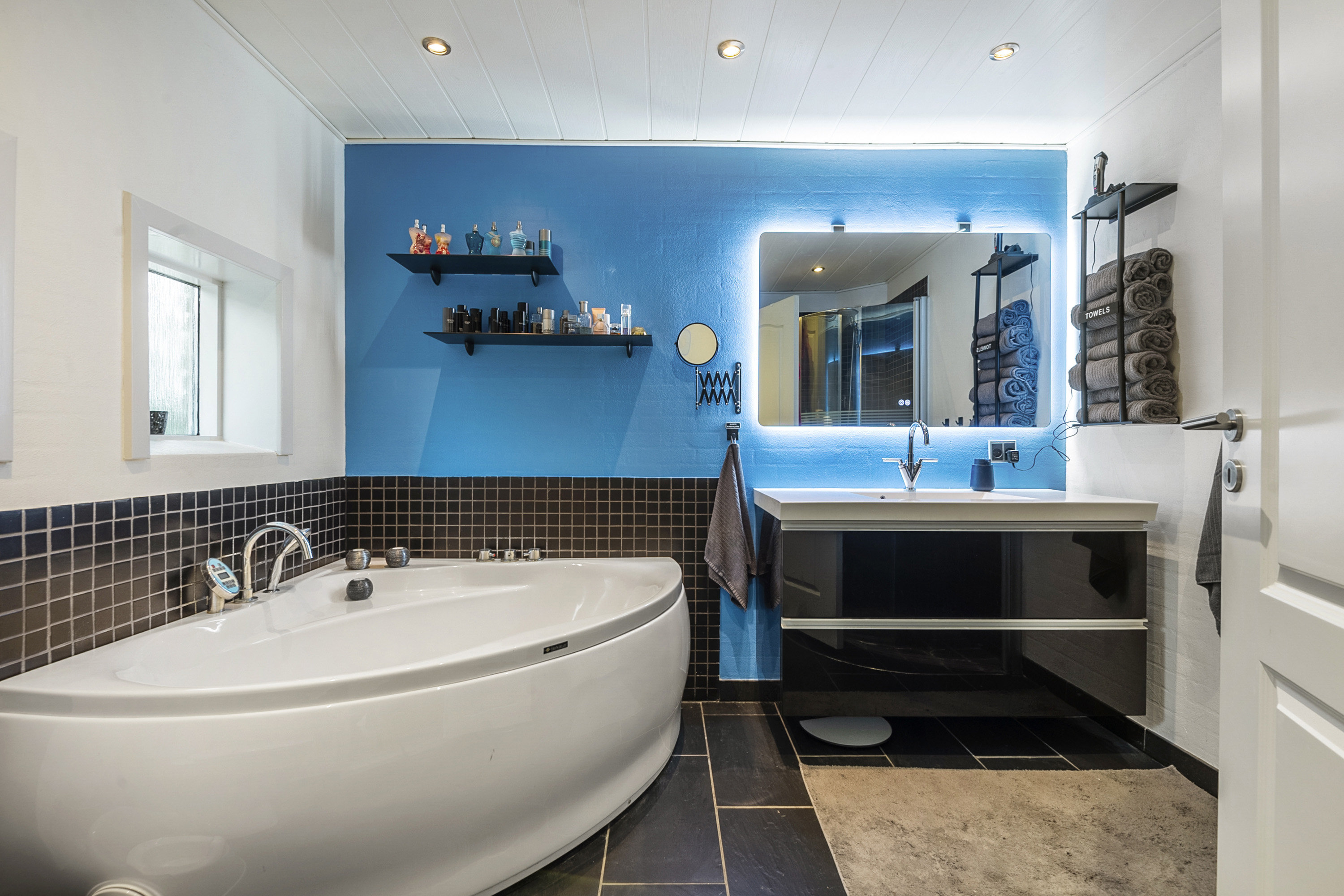 Fremhævet badeværelse billede i fuldskærmstilstand. Billede af Saturnvænget 2, 6710 Esbjerg V