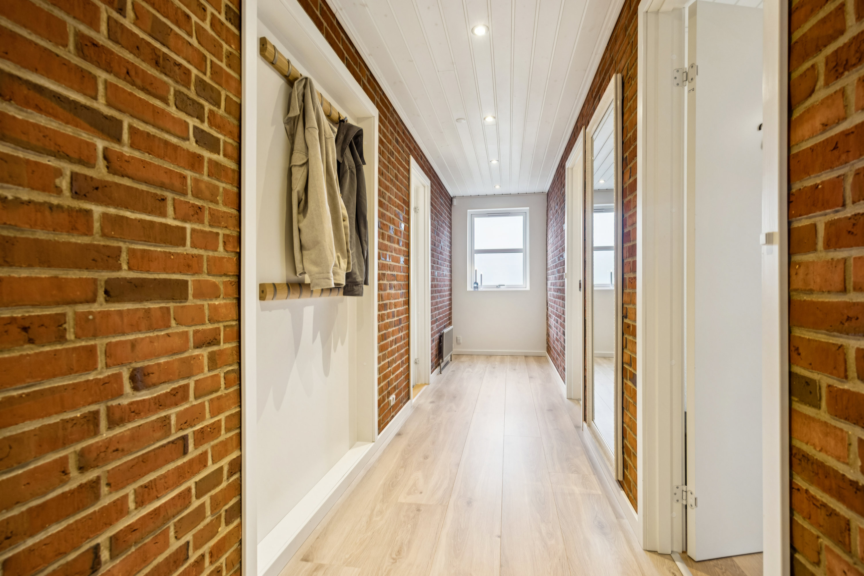 Fremhævet gang billede i fuldskærmstilstand. Billede af Østermarken 31, 9320 Hjallerup