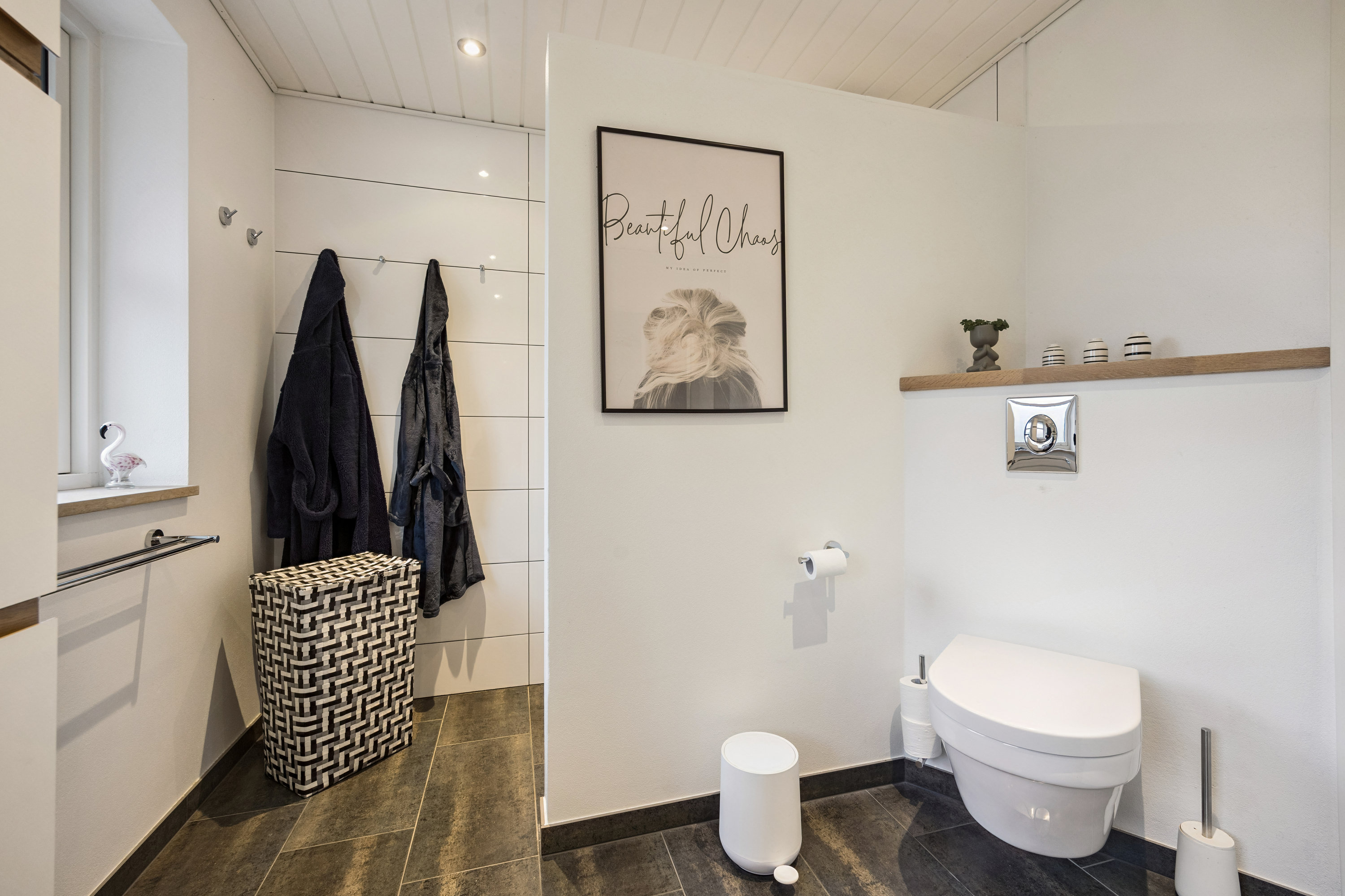 Fremhævet badeværelse billede i fuldskærmstilstand. Billede af Østermarken 31, 9320 Hjallerup