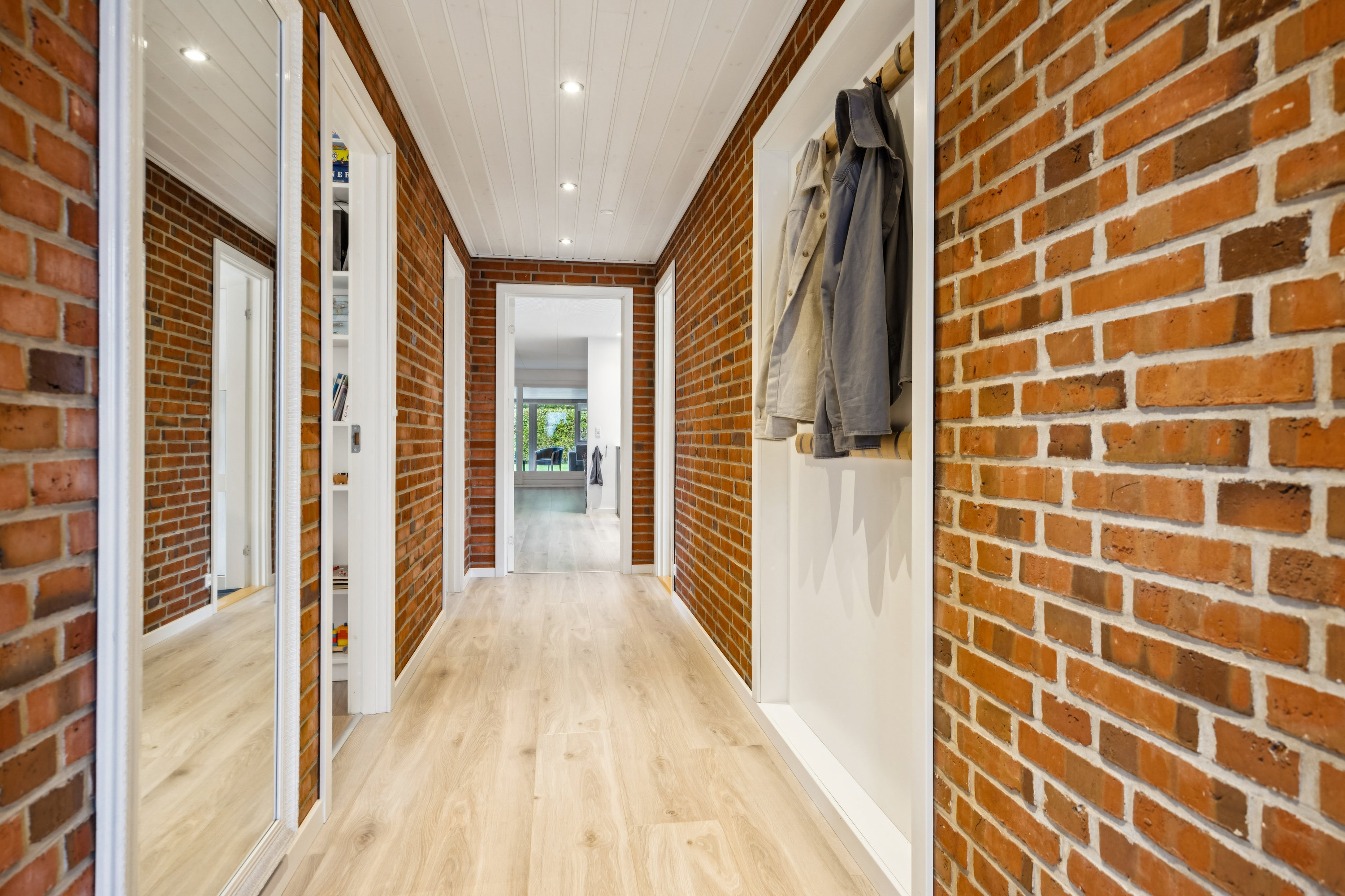 Fremhævet gang billede i fuldskærmstilstand. Billede af Østermarken 31, 9320 Hjallerup