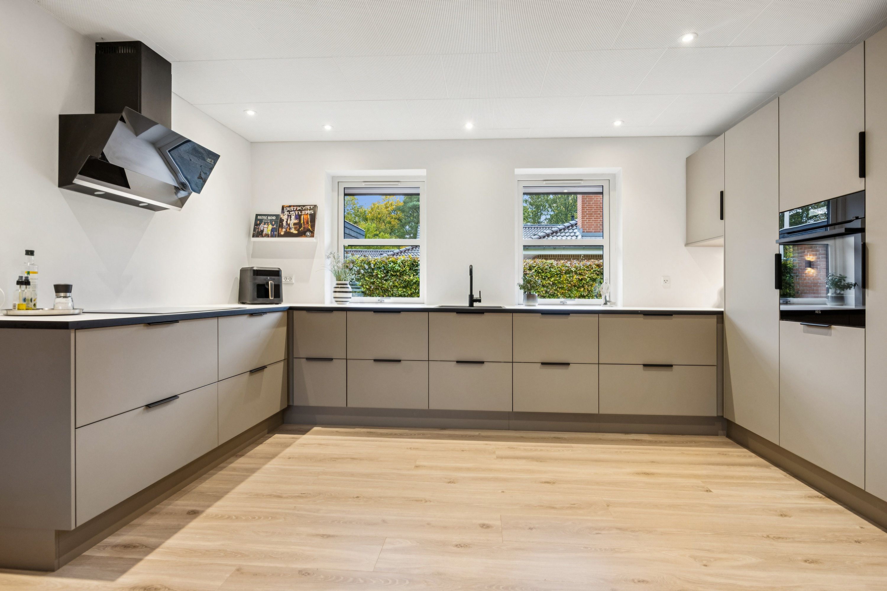 Fremhævet køkken billede i fuldskærmstilstand. Billede af Østermarken 31, 9320 Hjallerup