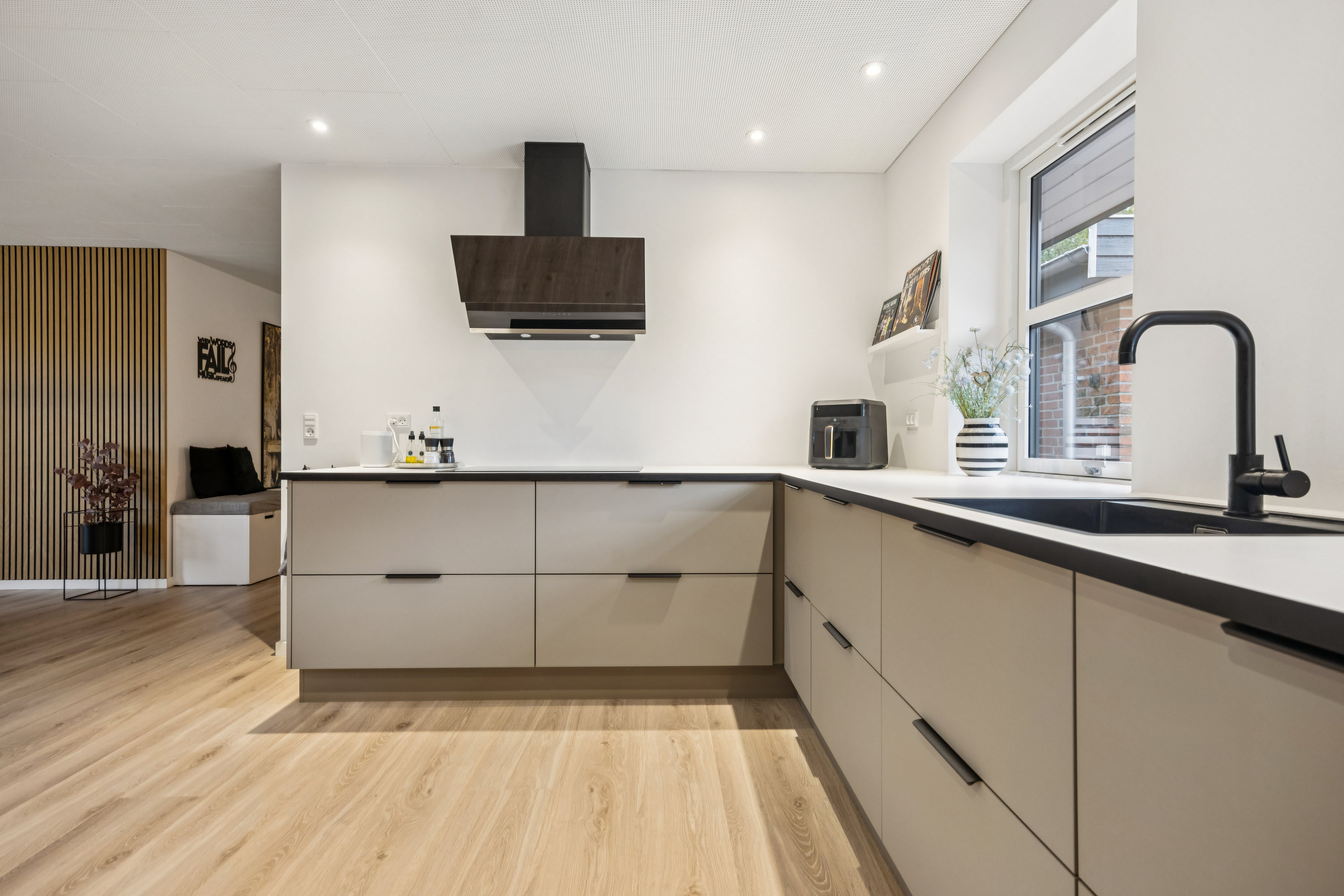 Fremhævet køkken billede i fuldskærmstilstand. Billede af Østermarken 31, 9320 Hjallerup