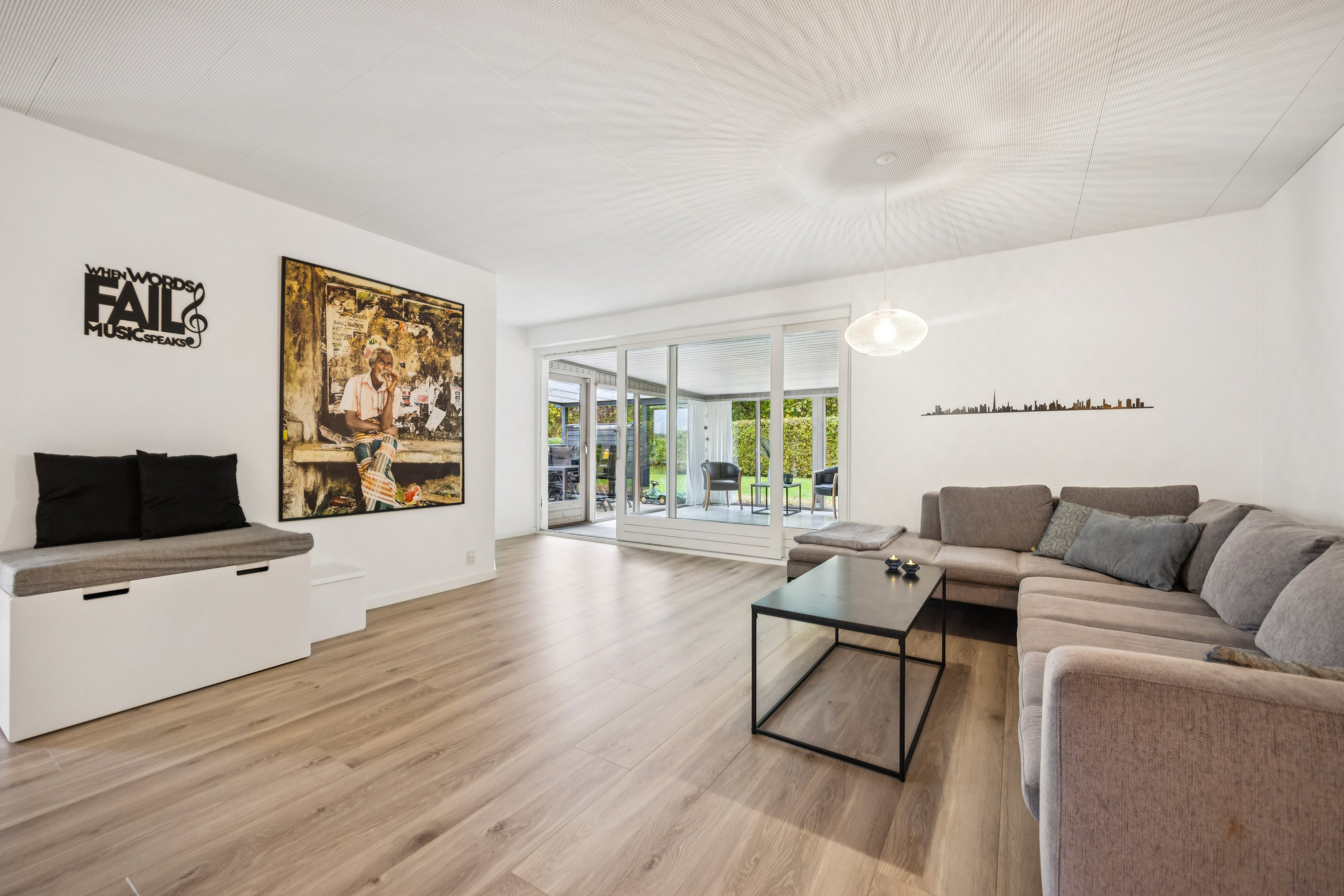 Fremhævet stue billede i fuldskærmstilstand. Billede af Østermarken 31, 9320 Hjallerup