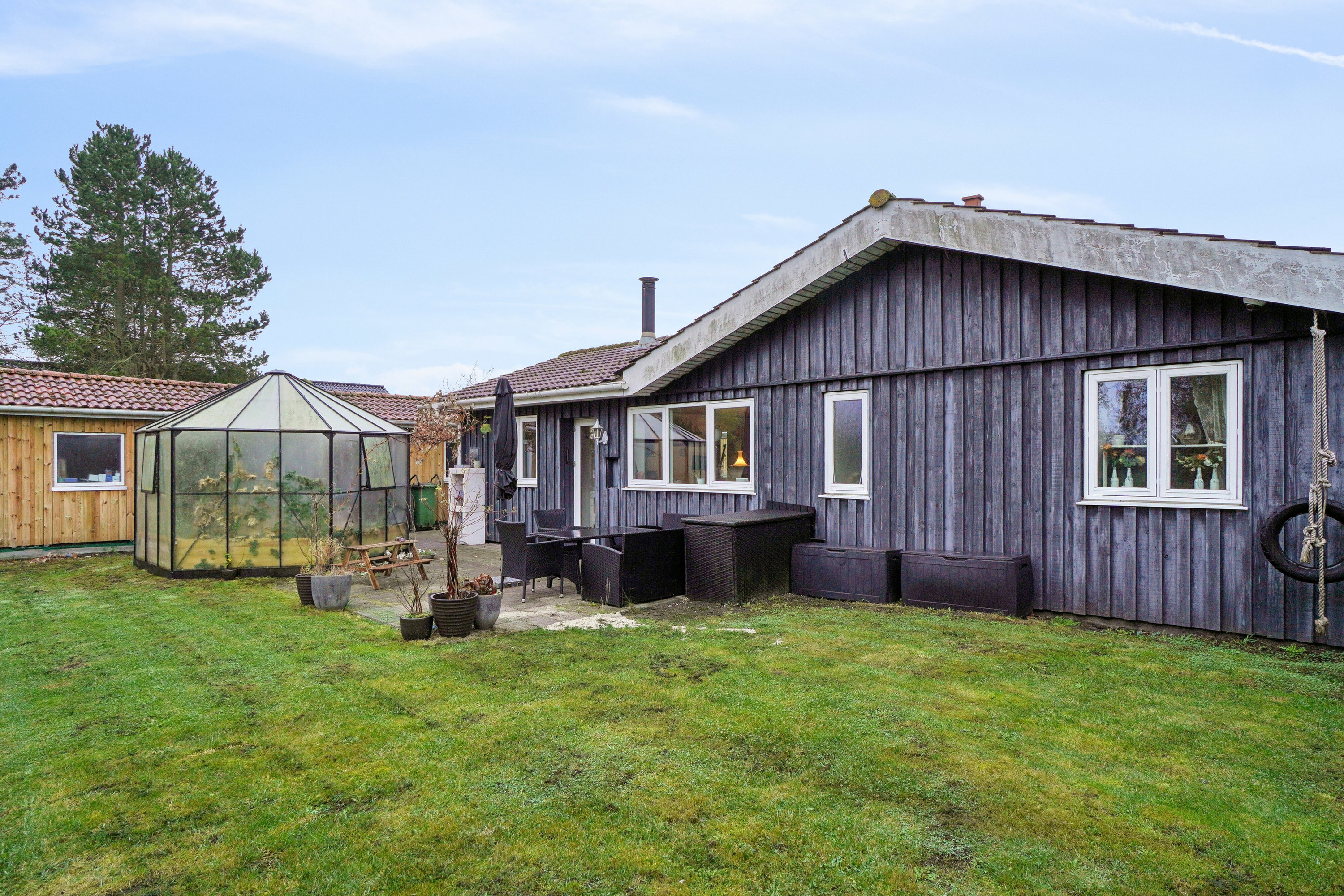 Fremhævet set fra haven billede i fuldskærmstilstand. Billede af Lupinvej 36, 4040 Jyllinge