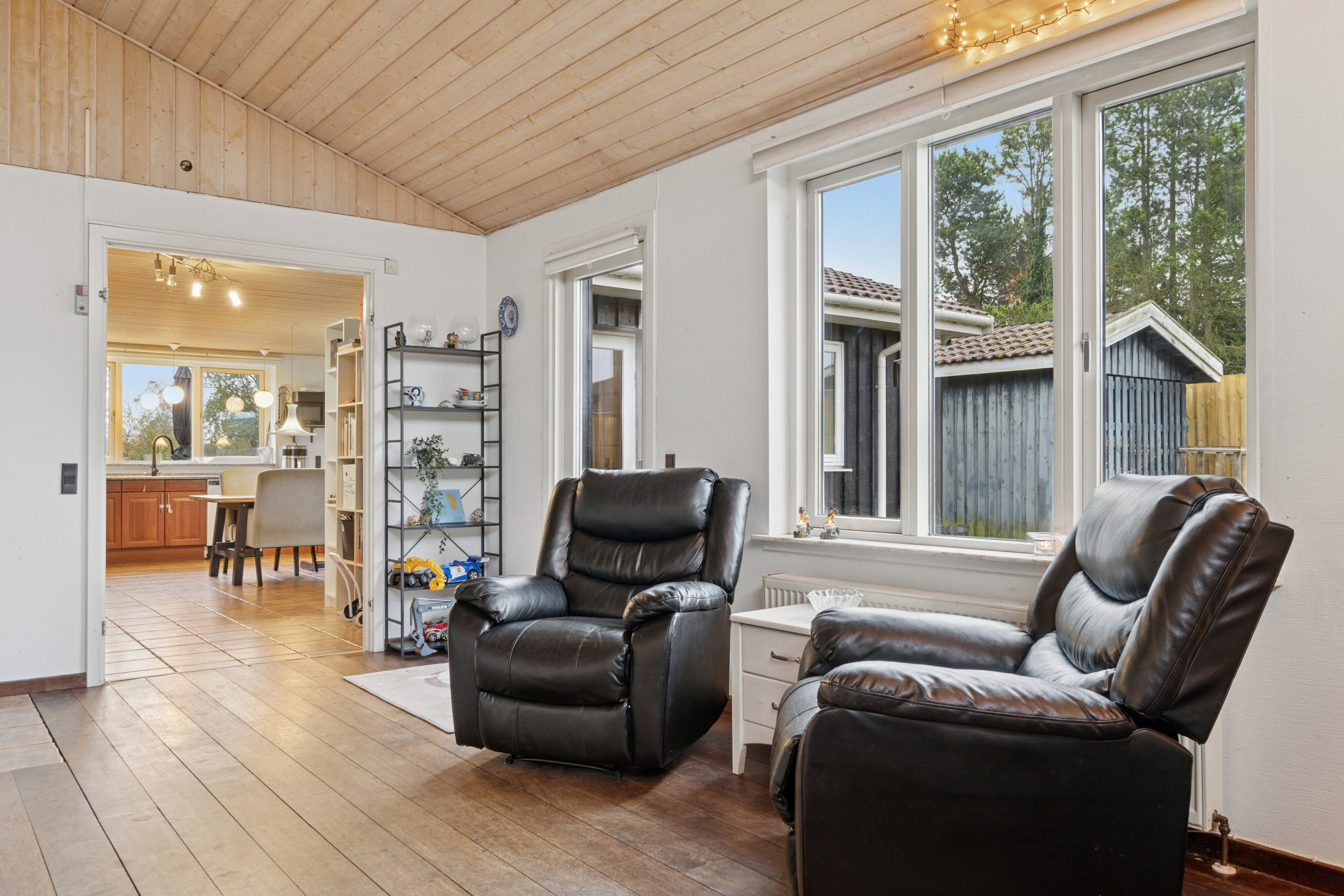 Fremhævet stue billede i fuldskærmstilstand. Billede af Lupinvej 36, 4040 Jyllinge