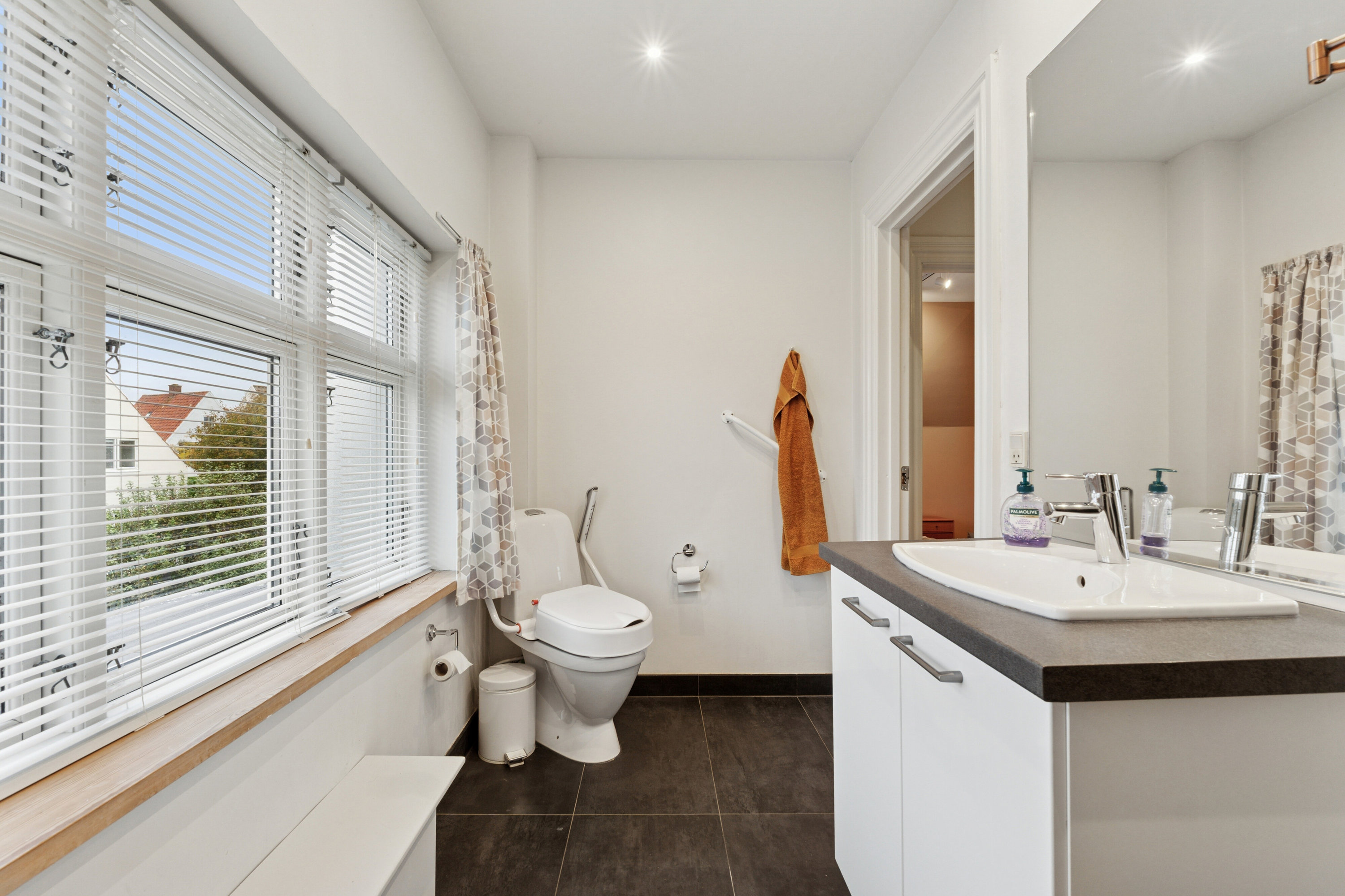 Fremhævet badeværelse billede i fuldskærmstilstand. Billede af Moltkesvej 7, 5000 Odense C