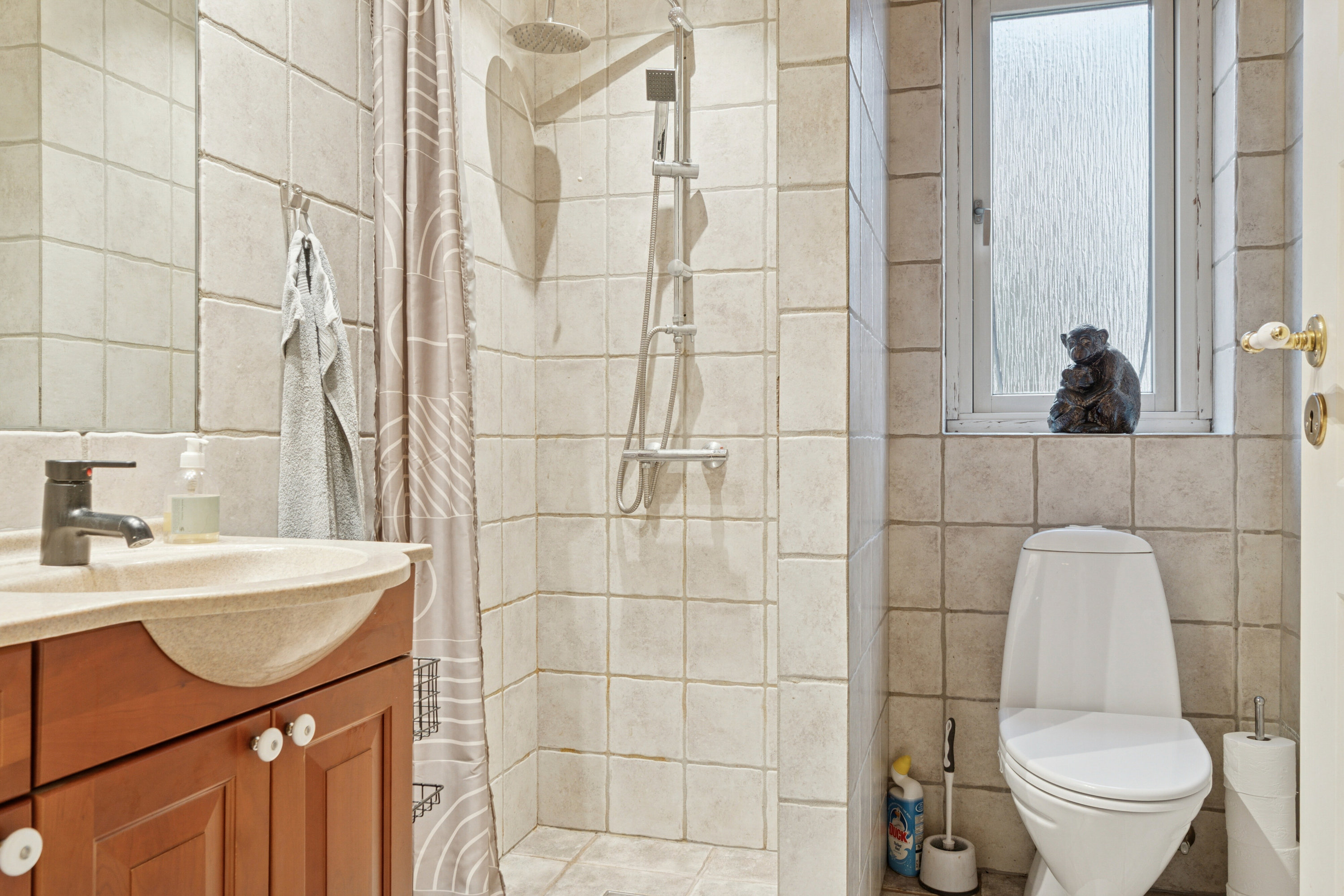 Fremhævet badeværelse billede i fuldskærmstilstand. Billede af Lupinvej 36, 4040 Jyllinge