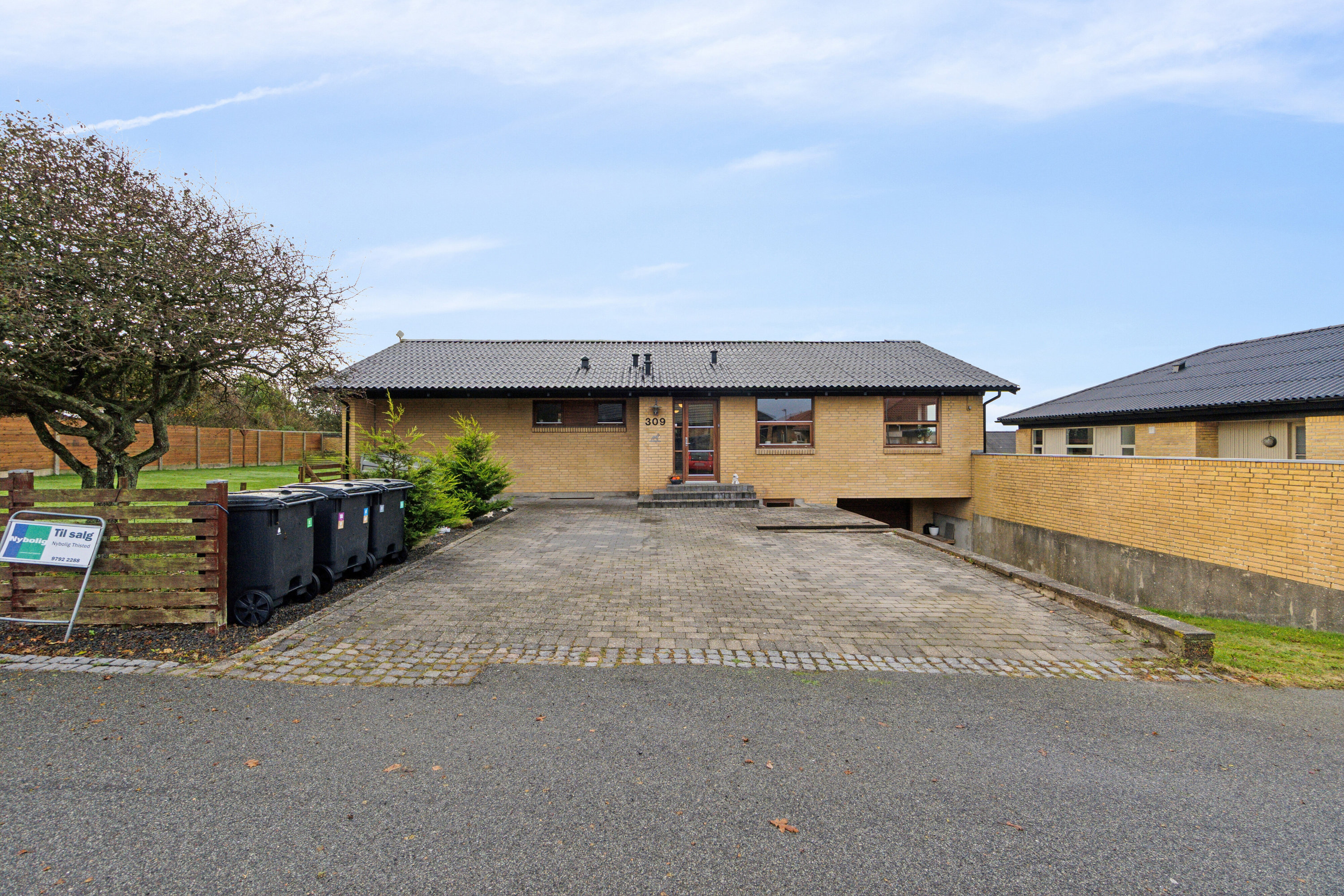 Miniaturebillede 1: set fra vejen. Billede af Gyvelvænget 309, 7730 Hanstholm