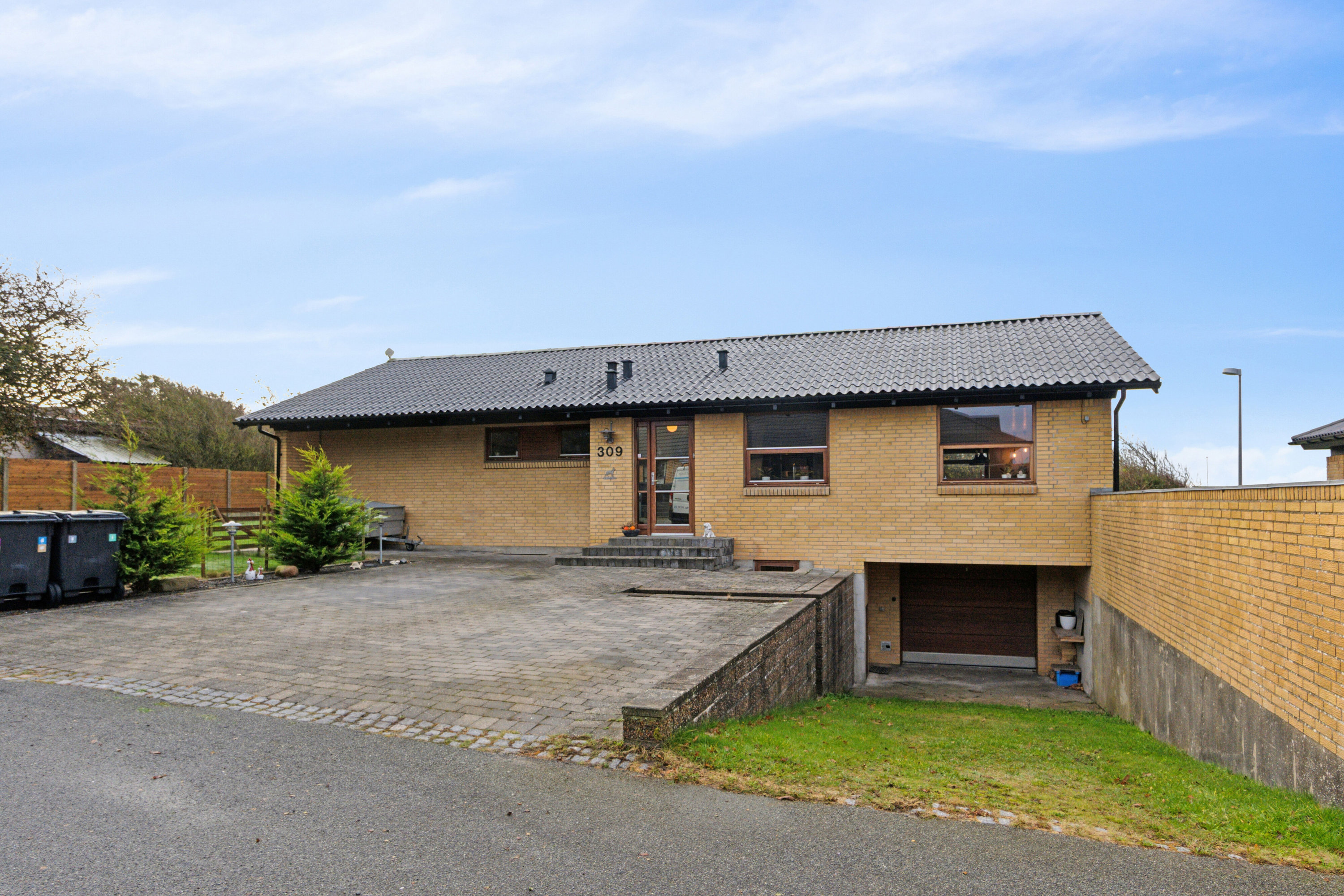 Fremhævet set fra vejen billede i fuldskærmstilstand. Billede af Gyvelvænget 309, 7730 Hanstholm