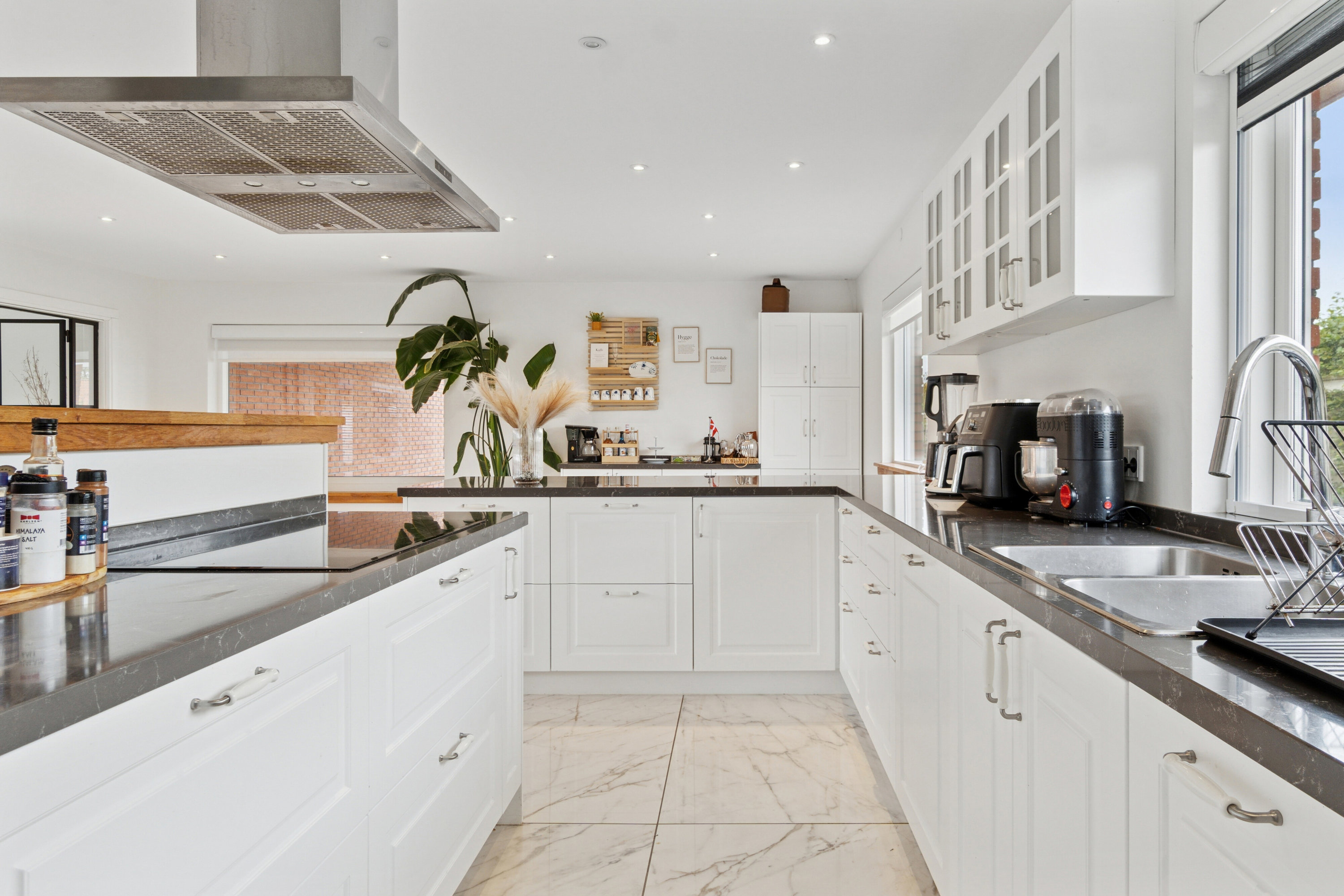 Fremhævet køkken billede i fuldskærmstilstand. Billede af Randager 103, 2620 Albertslund