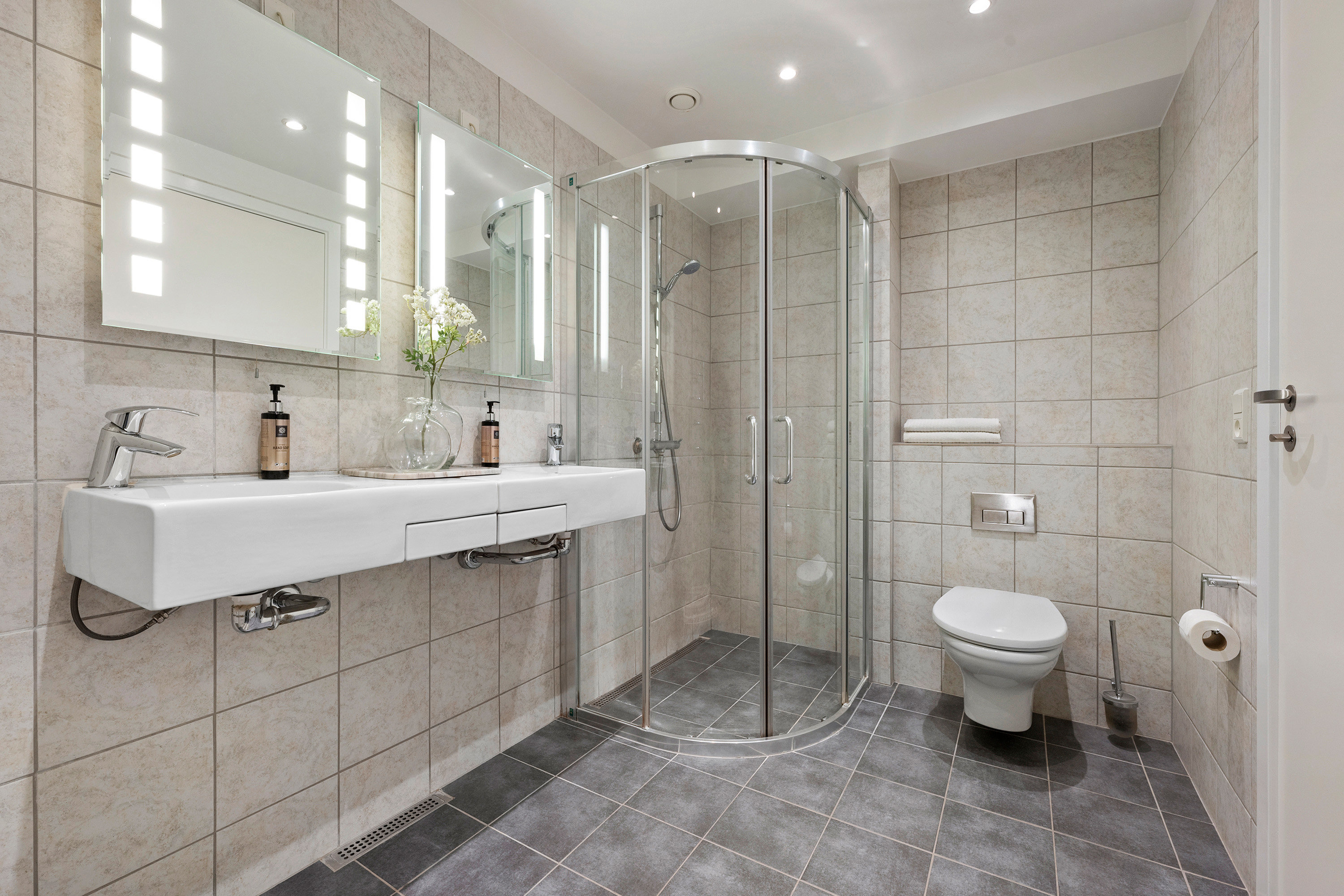 Fremhævet badeværelse billede i fuldskærmstilstand. Billede af Pilehøj 2C, 1. tv., 3460 Birkerød