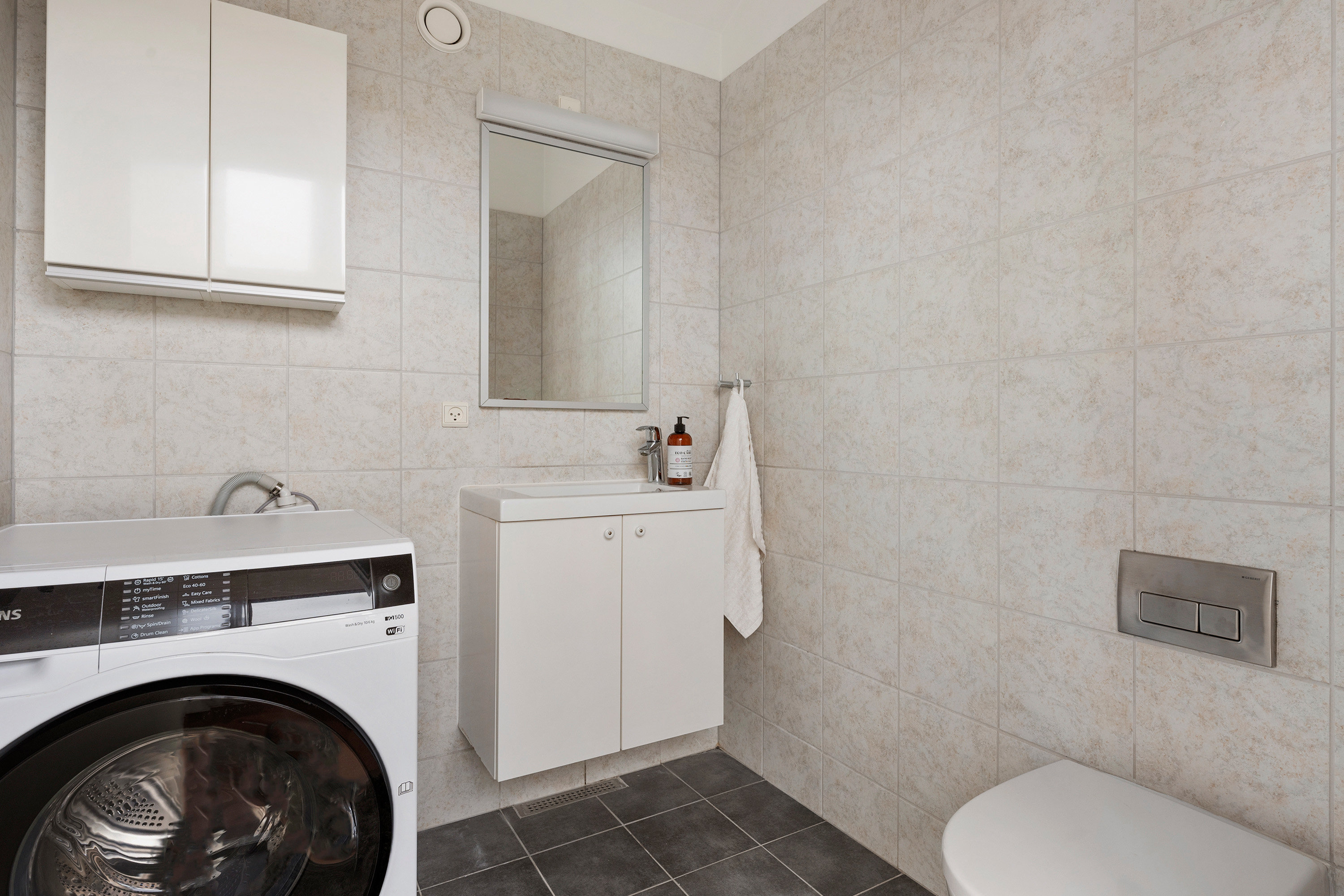 Fremhævet badeværelse billede i fuldskærmstilstand. Billede af Pilehøj 2C, 1. tv., 3460 Birkerød