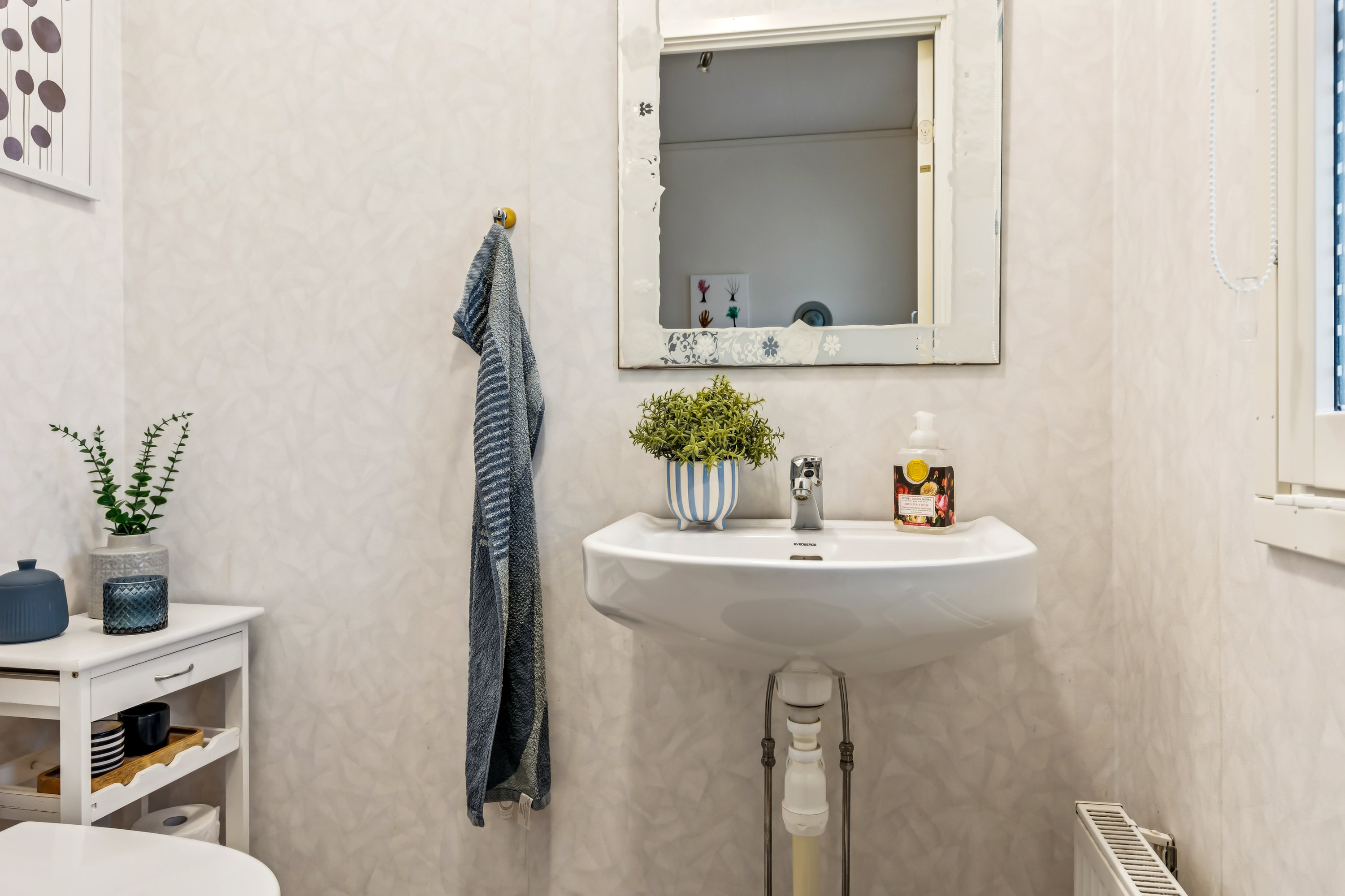 Fremhævet toilet billede i fuldskærmstilstand. Billede af Havnsøgårdsvej 24, Havnsø, 4591 Føllenslev