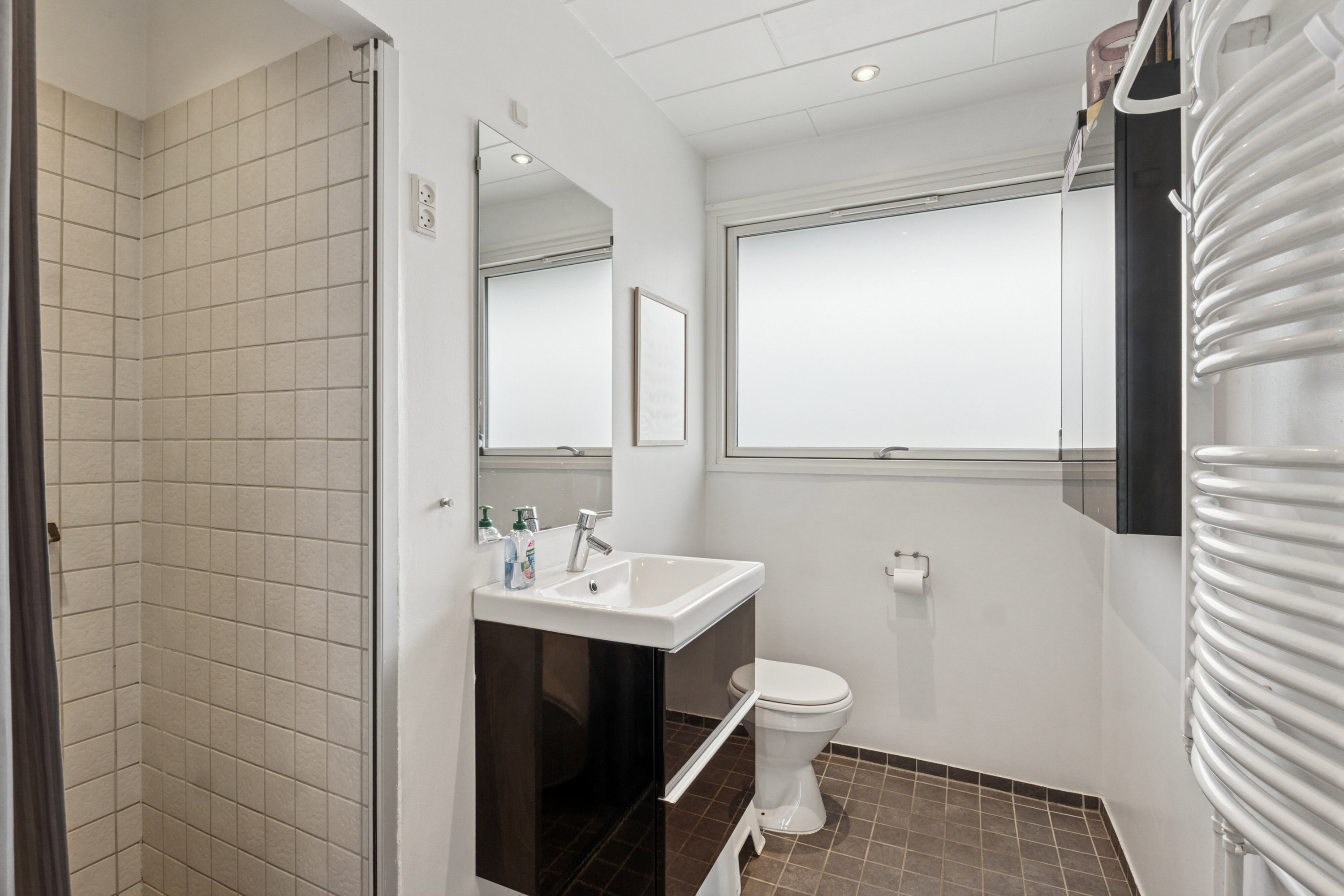 Fremhævet badeværelse billede i fuldskærmstilstand. Billede af Snebærhaven 58, 2620 Albertslund