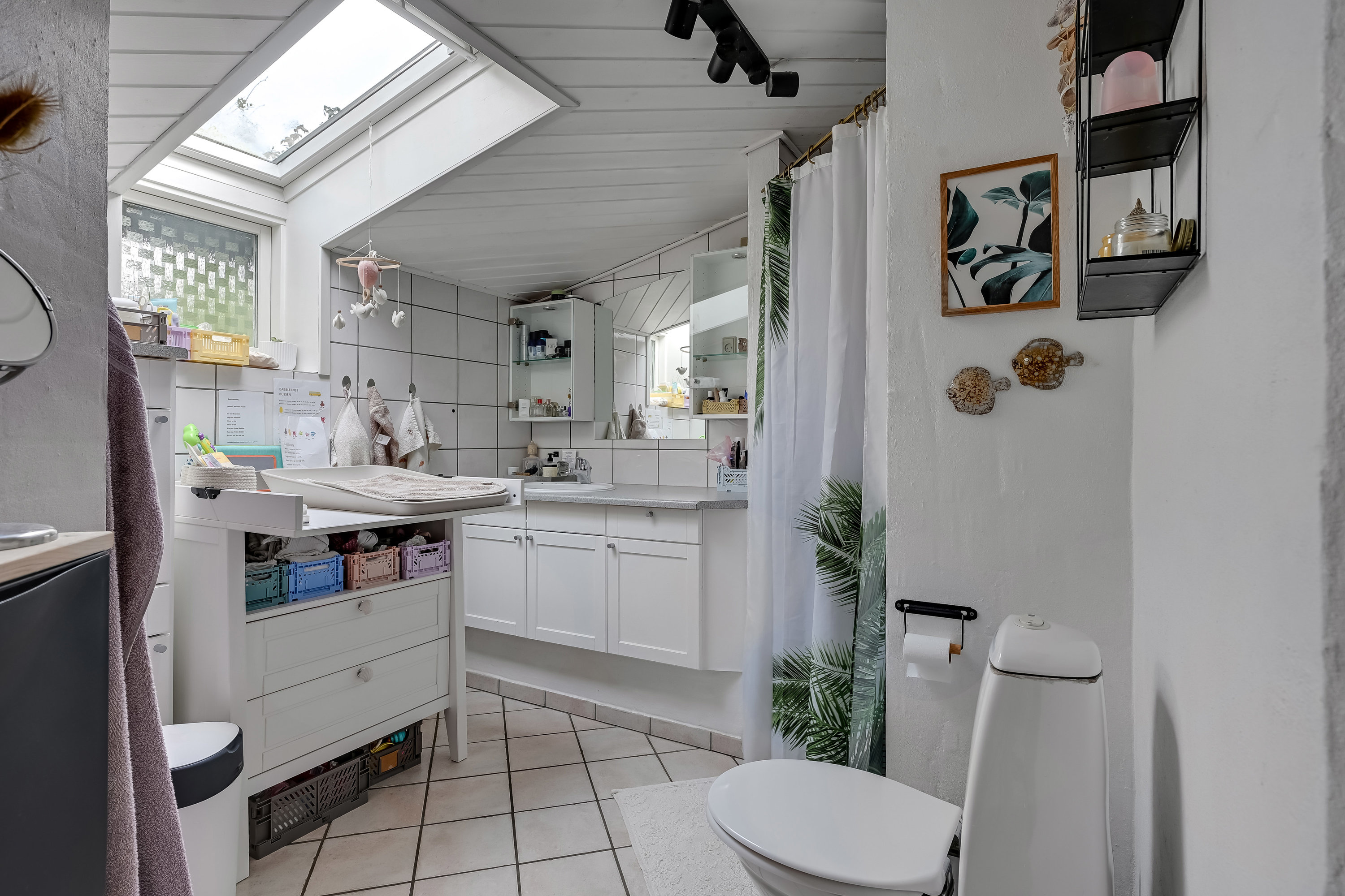 Fremhævet badeværelse billede i fuldskærmstilstand. Billede af Lupinvænget 24, 7200 Grindsted