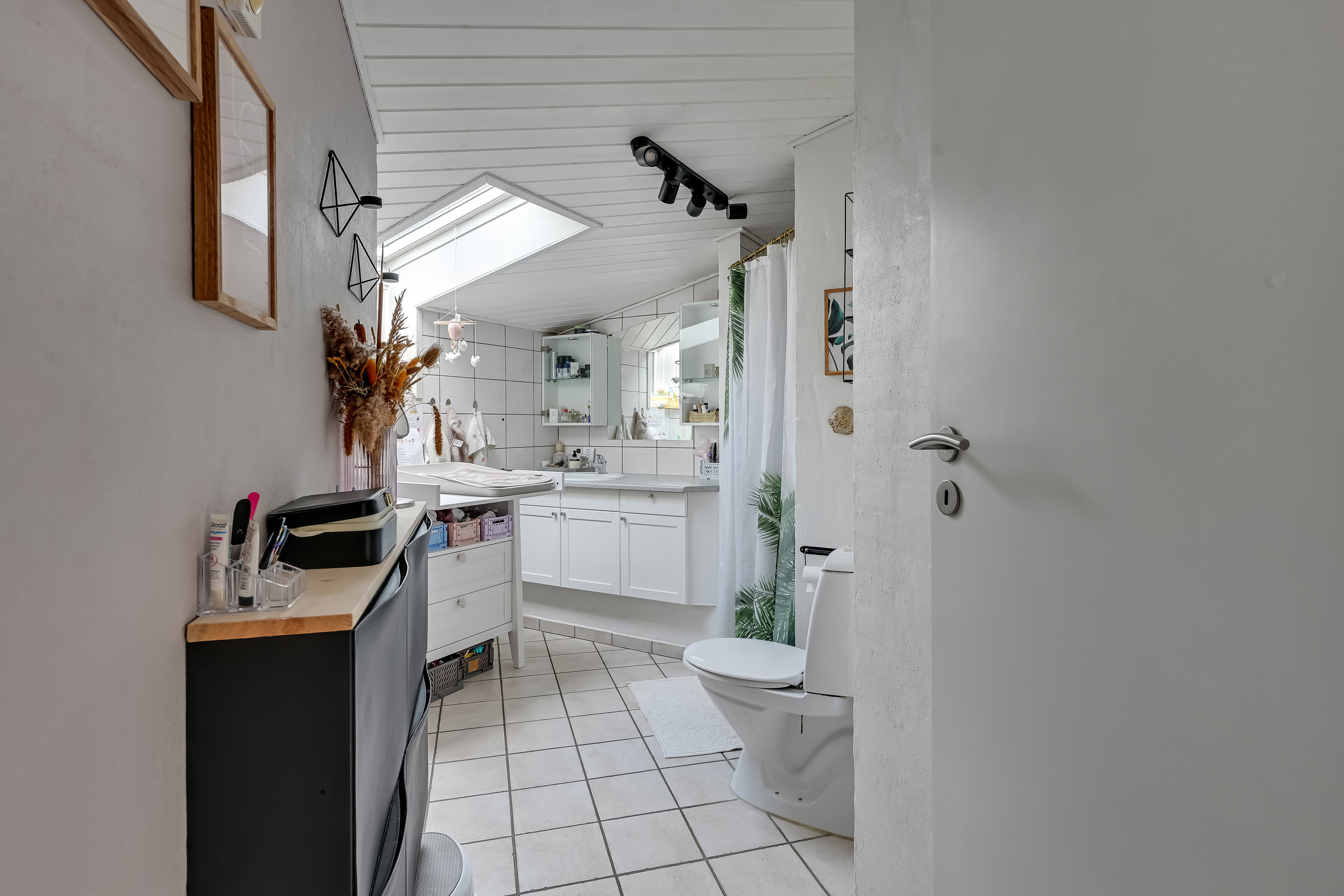 Fremhævet badeværelse billede i fuldskærmstilstand. Billede af Lupinvænget 24, 7200 Grindsted