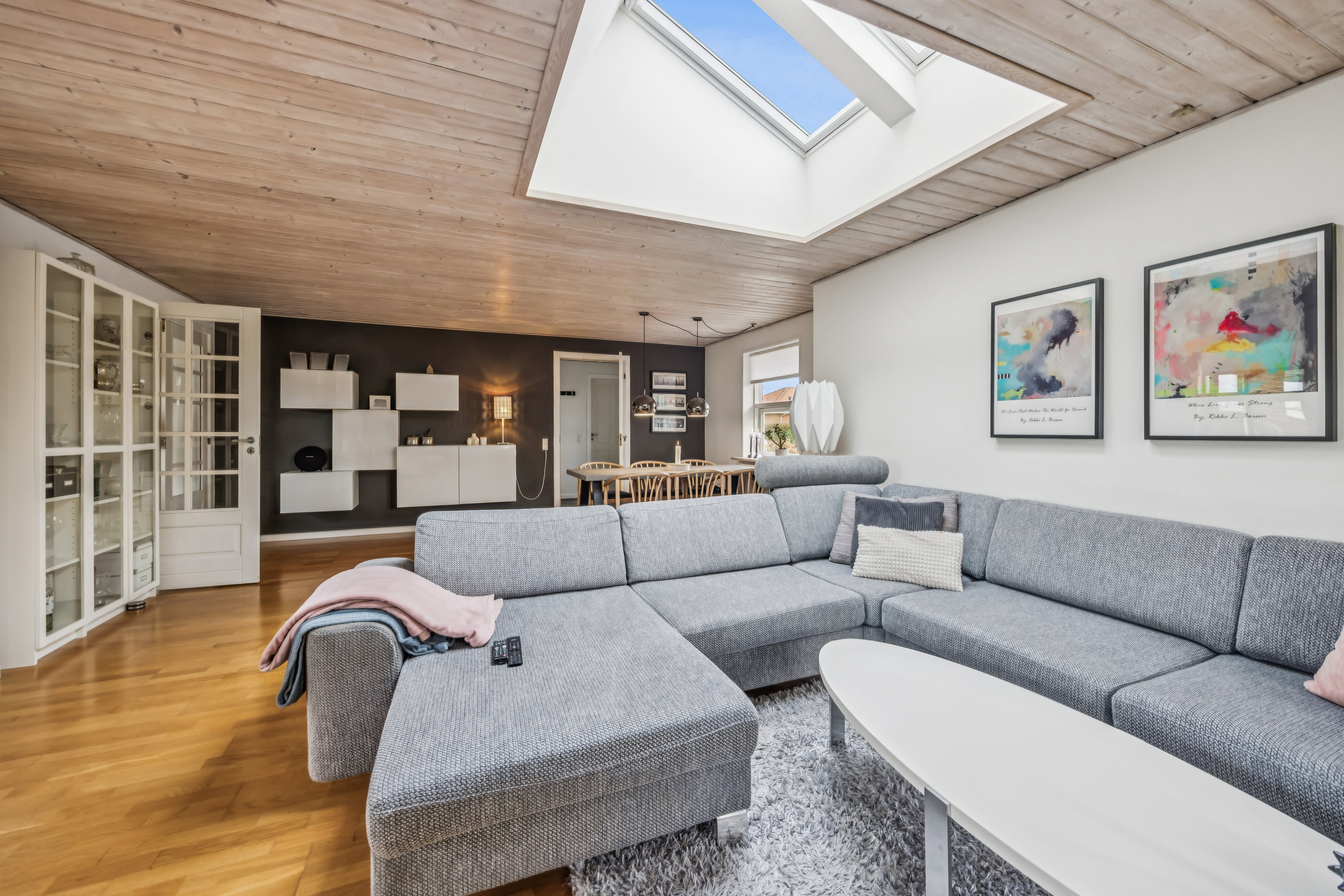 Fremhævet stue billede i fuldskærmstilstand. Billede af Haslundparken 102, Vester Hassing, 9310 Vodskov