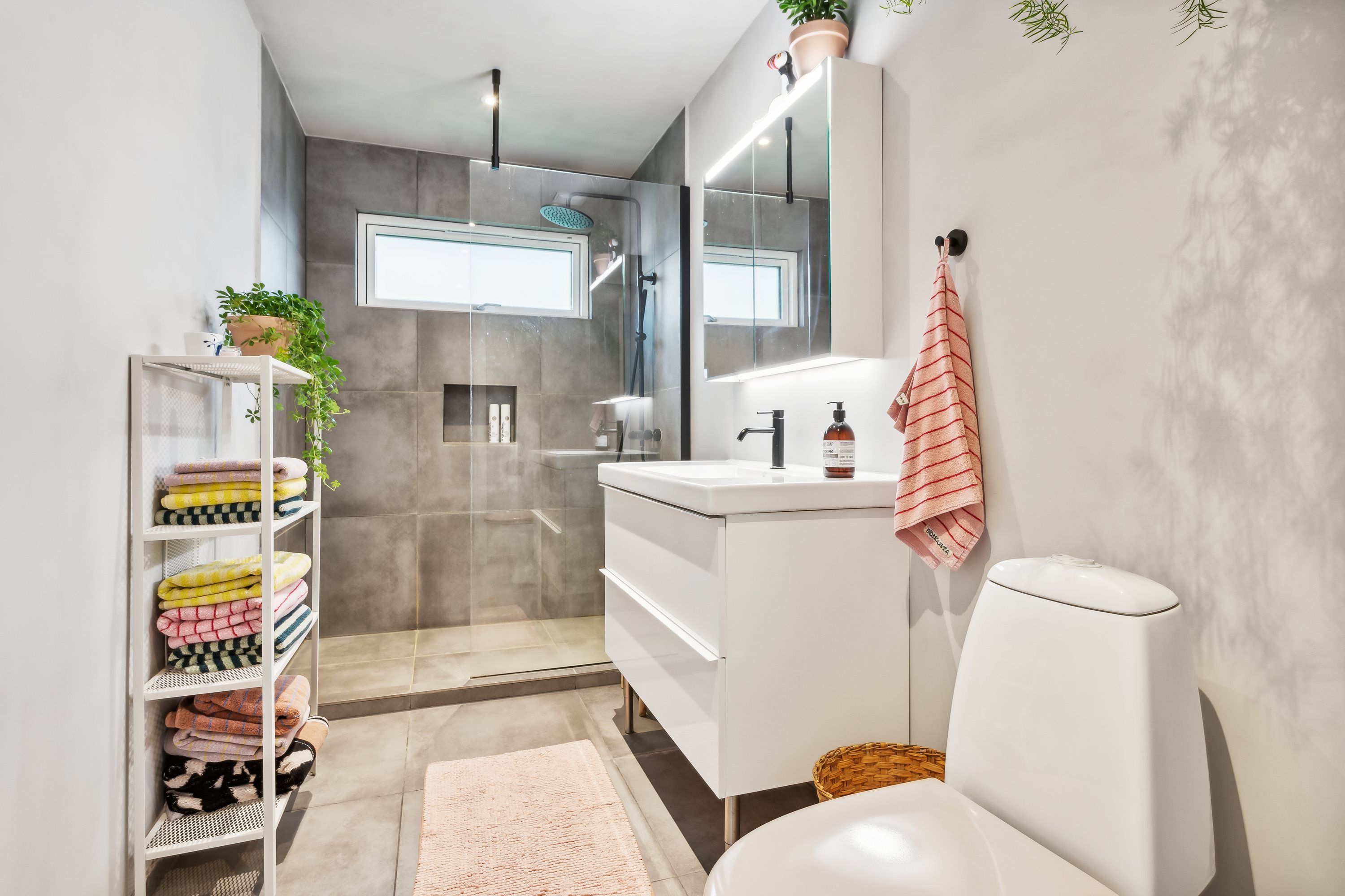 Fremhævet badeværelse billede i fuldskærmstilstand. Billede af Vøggsvej 6, 3080 Tikøb