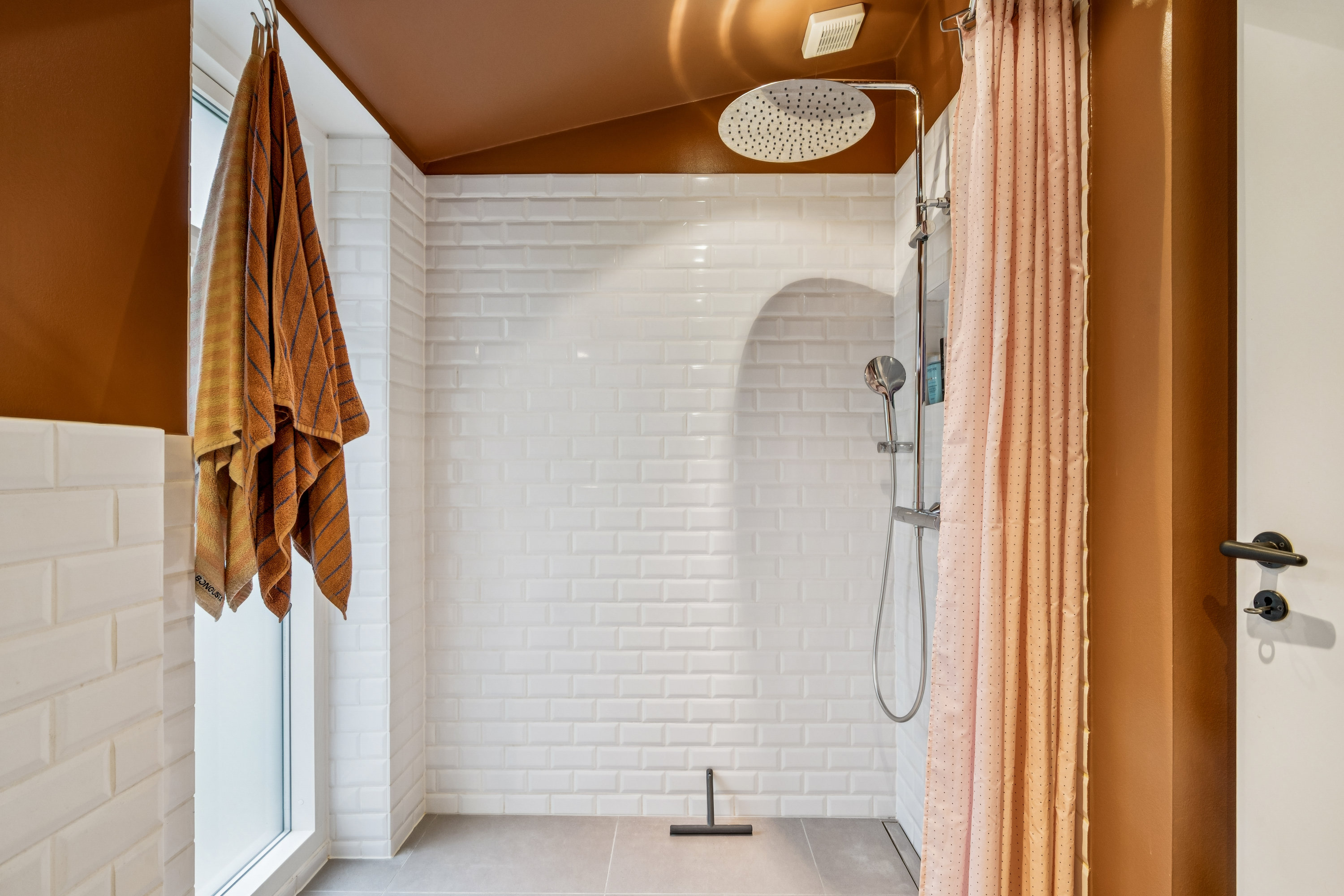 Fremhævet badeværelse billede i fuldskærmstilstand. Billede af Åskrænten 18, 8250 Egå