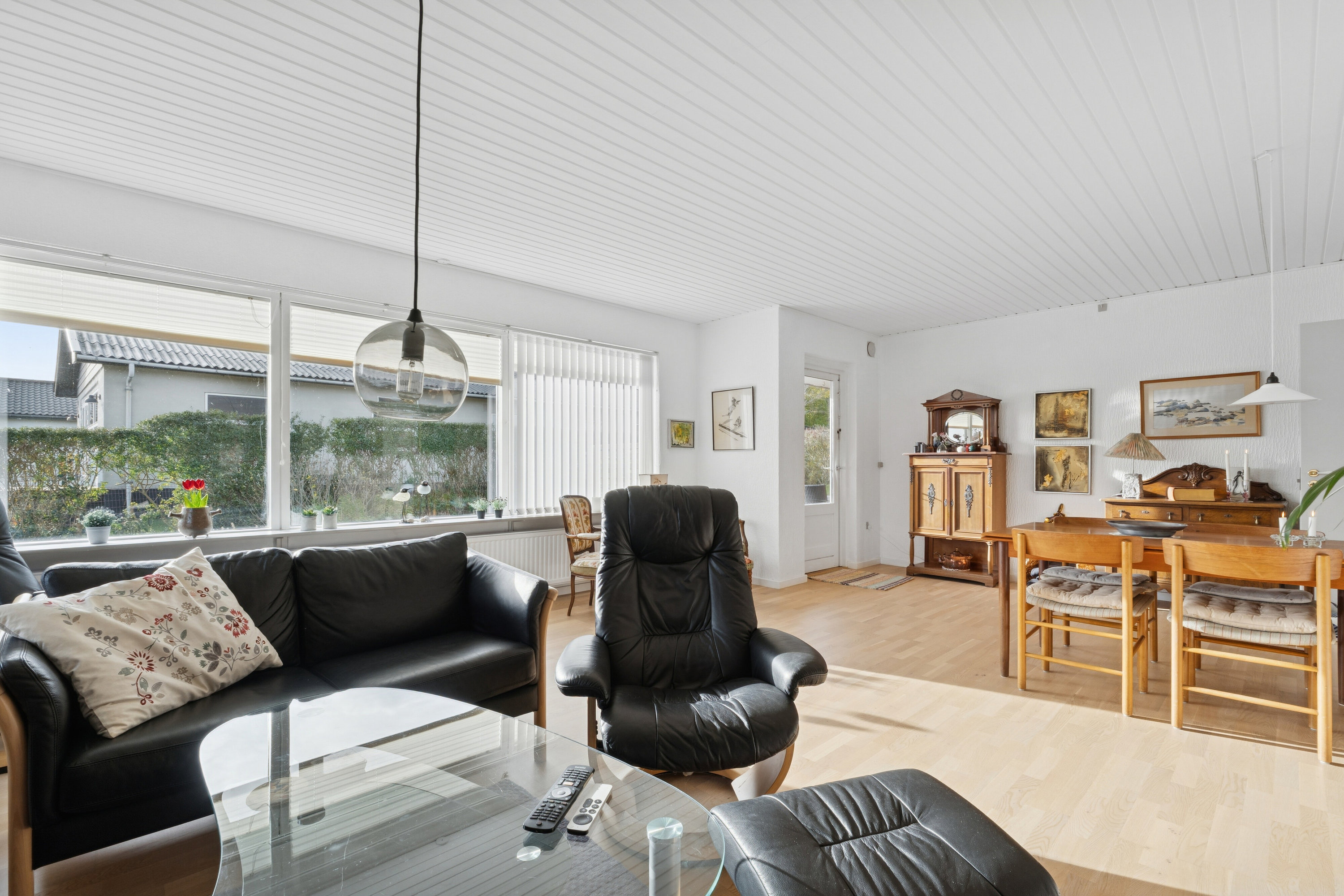 Fremhævet stue billede i fuldskærmstilstand. Billede af Møllevangen 15, 3770 Allinge